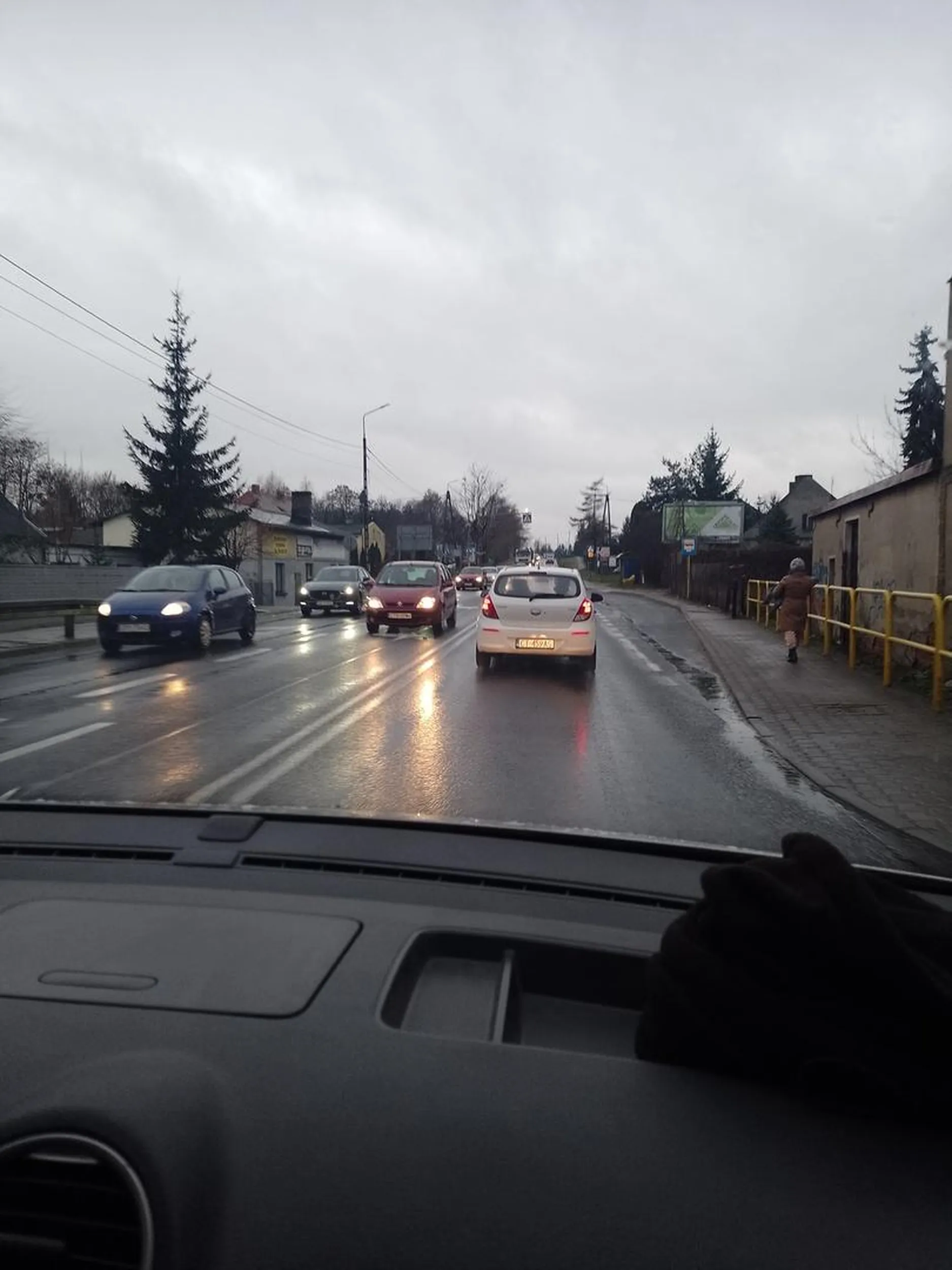 Uczyć się jeździć to na placyk. Człowieku korek przez Ciebie na krajowej bo jedziesz 40km/h...