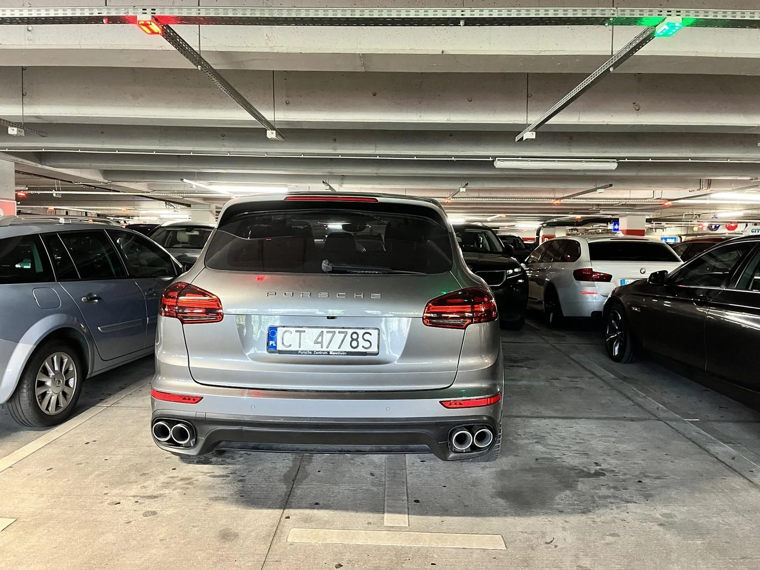 Może lepiej komunikacją miejską do centrum handlowego przyjechać jak się ma problem z parkowaniem?