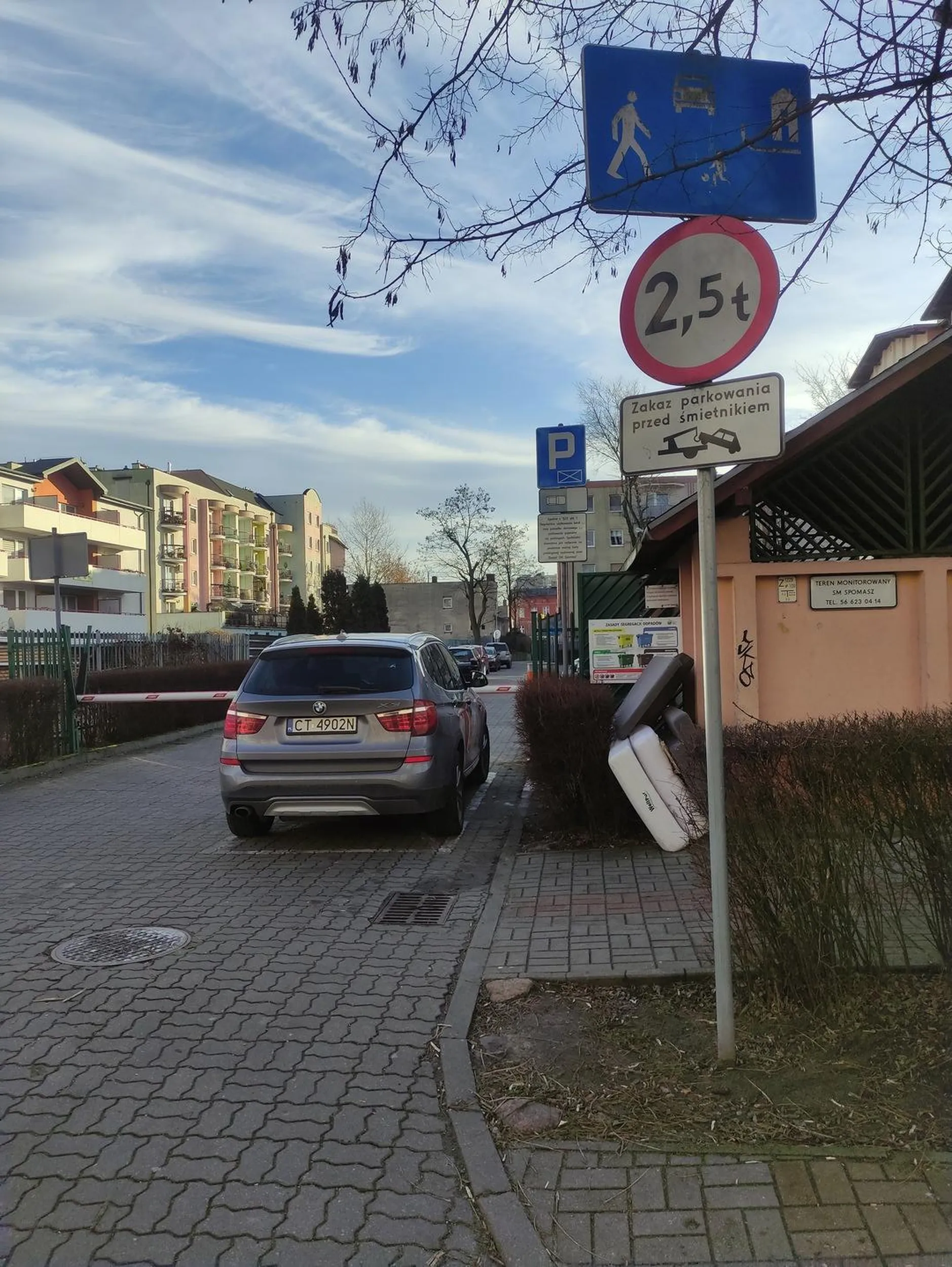 Zastawia wejście do śmietnika, parkując na kopercie. Marka samochodu i jego typ oczywiście przypadkowy.