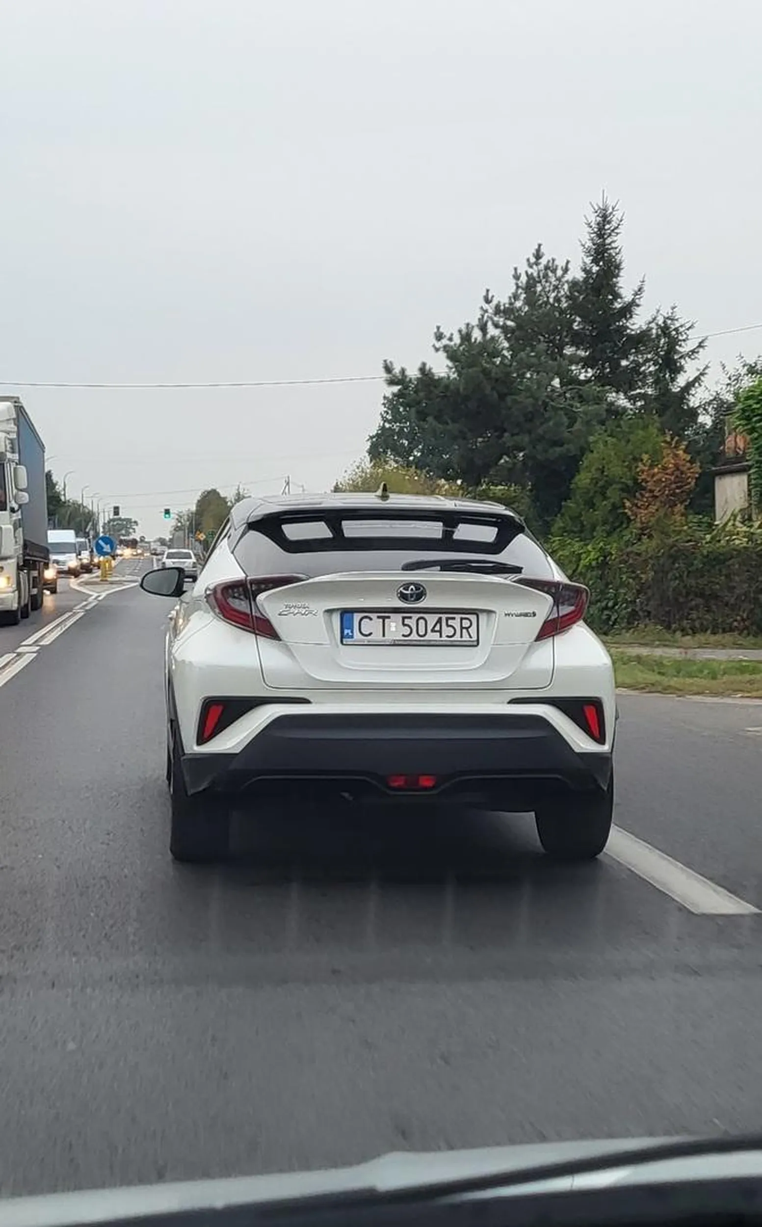 Kuźwa naucz się kobieto przepisów o ruchu drogowym. Na drodze, na której się poruszałaś obowiązuje ograniczenie do 90km/h, a ty bezczelnie wyhamowujesz wszystkich do 45km/h. Jak się boisz jeździć szybciej to kup rower...