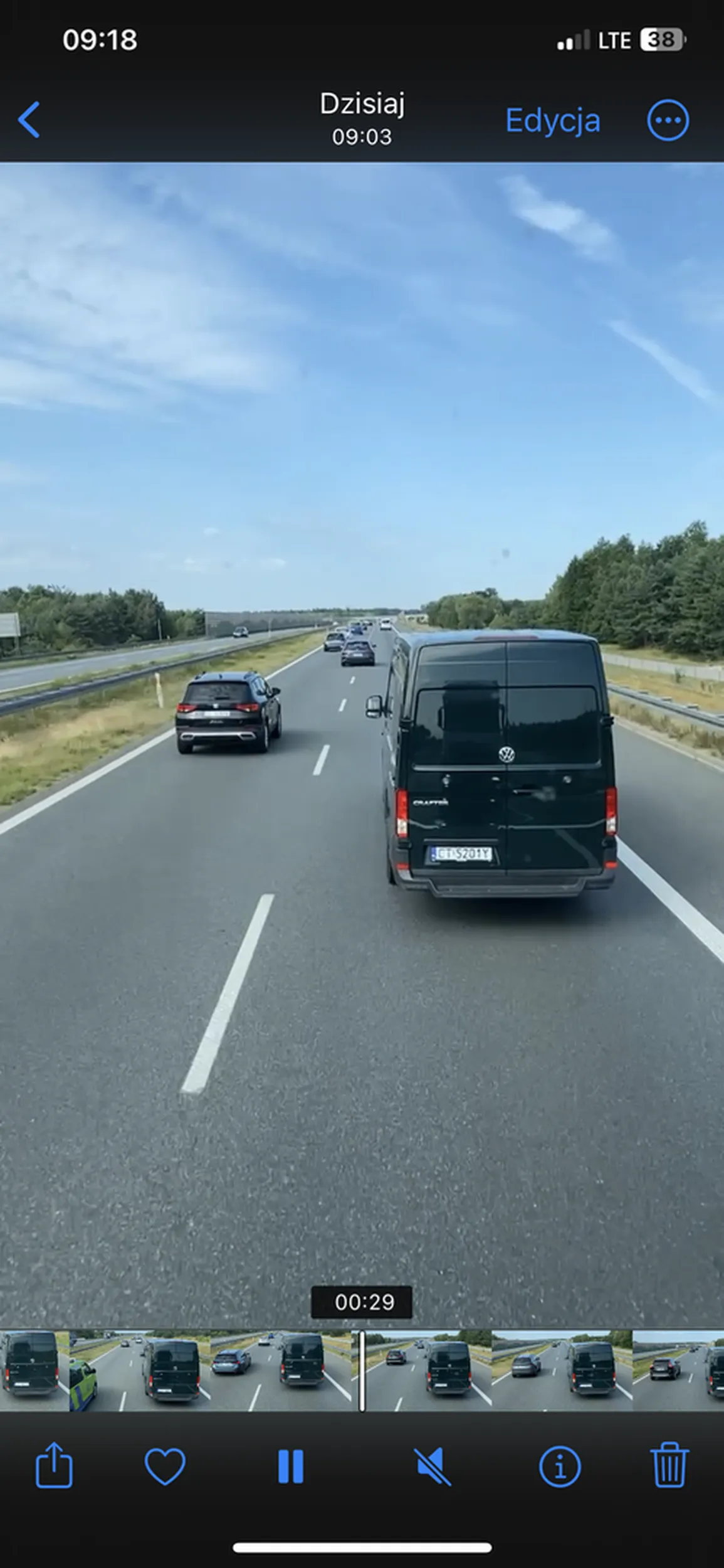 Po wyprzedzeniu wyhamowuje pojazd wyprzedzony