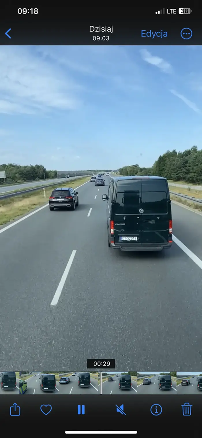 Po wyprzedzeniu wyhamowuje pojazd wyprzedzony