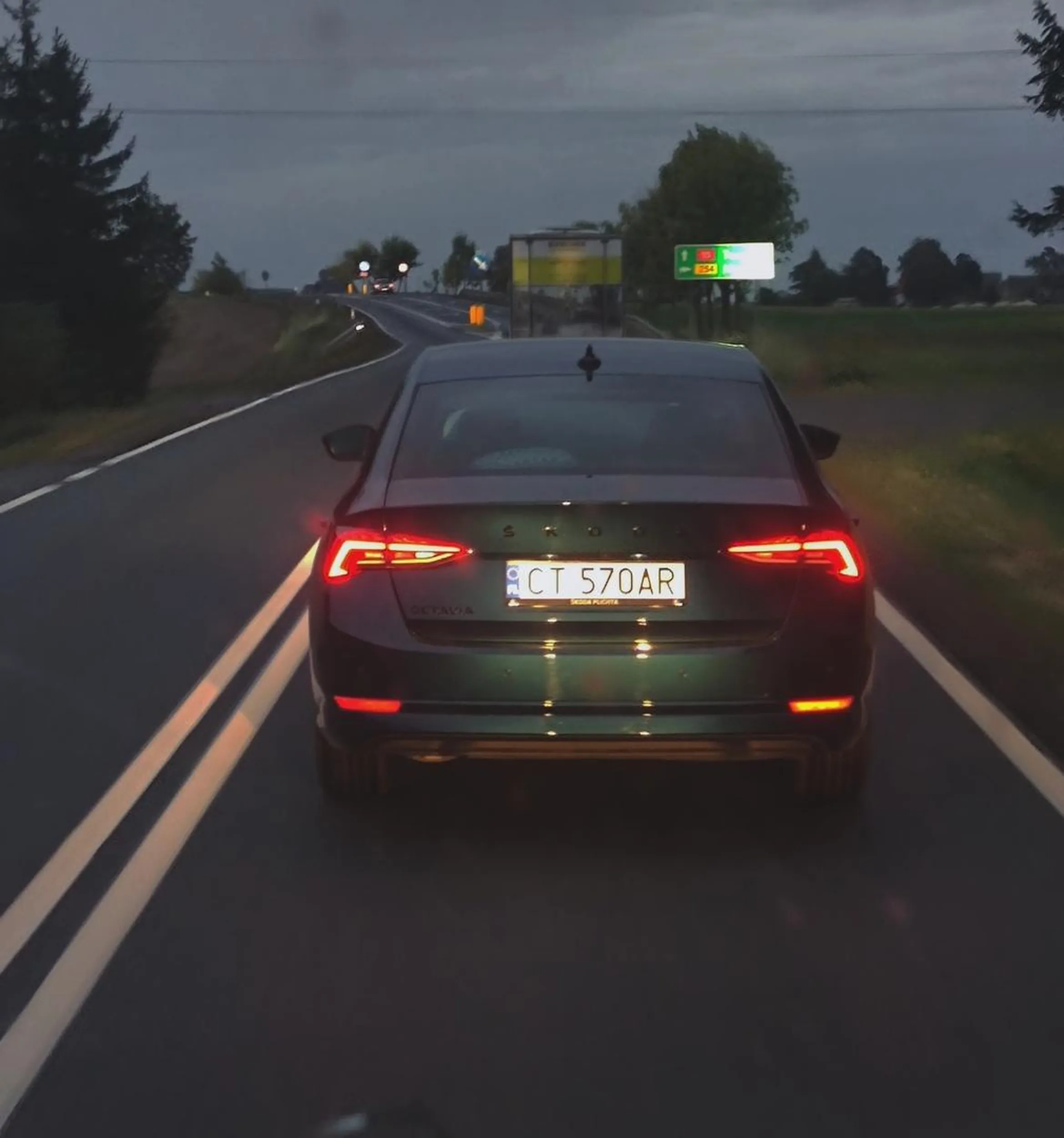 Podczas próby wyprzedzenia tego półmózga ten nagle zdaje sobie sprawę z manewru jaki ktoś próbuje na nim wykonać i zaczyna przyspieszać a potem ucieka, spotkany kilkanaście km dalej powtórka z rozrywki lecz tym razem mam nagranie które trafi w ręce odpowiednich służb.