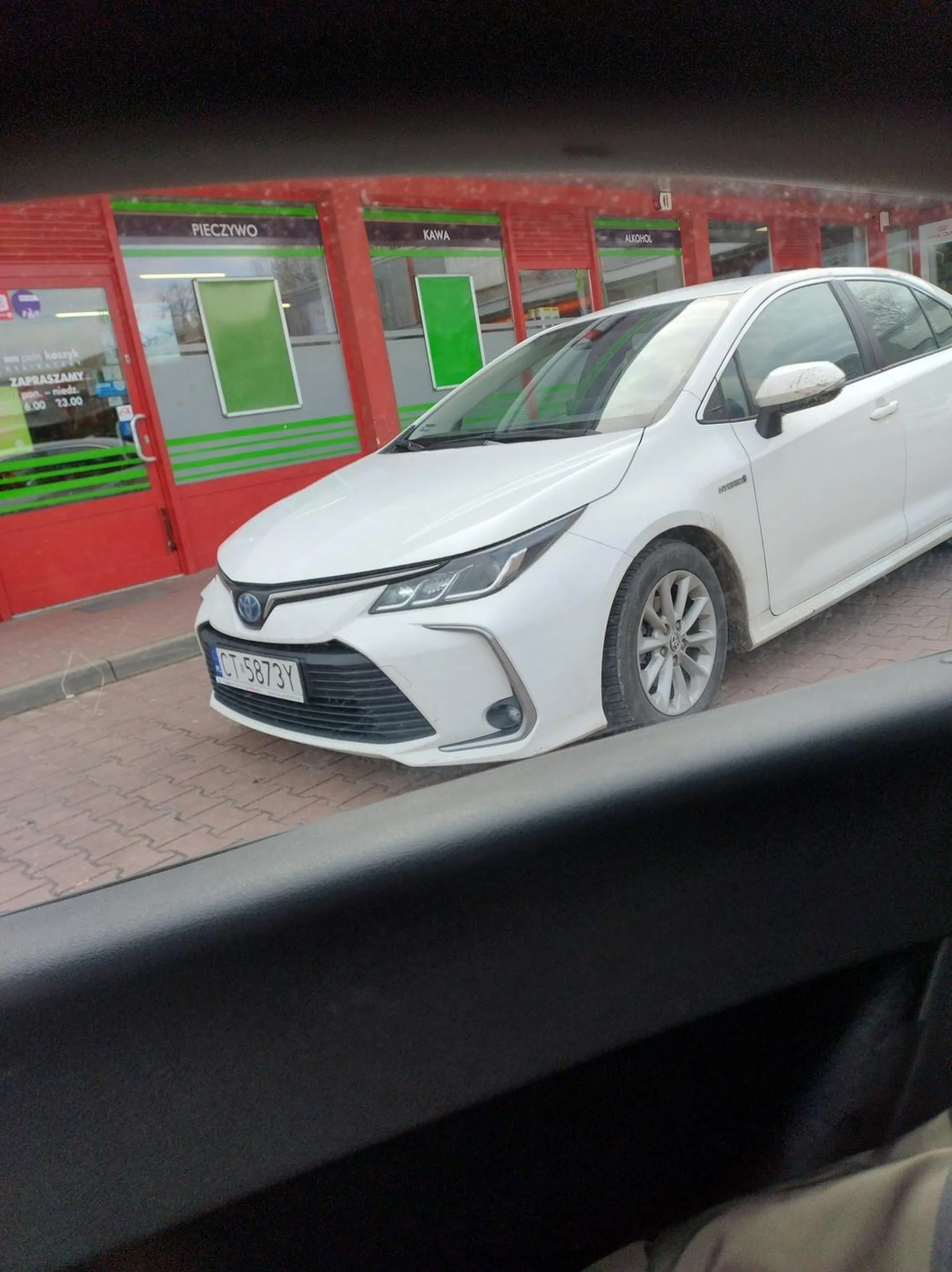 Starszy, przemiły kierowca, zaparkował na środku po czym pokazywał "faki" kobietom, którym zastawił wyjazd. Zdecydowanie polecam, jeśli ktoś akurat nie może udać się do zoo, a chce akurat zobaczyć osła.