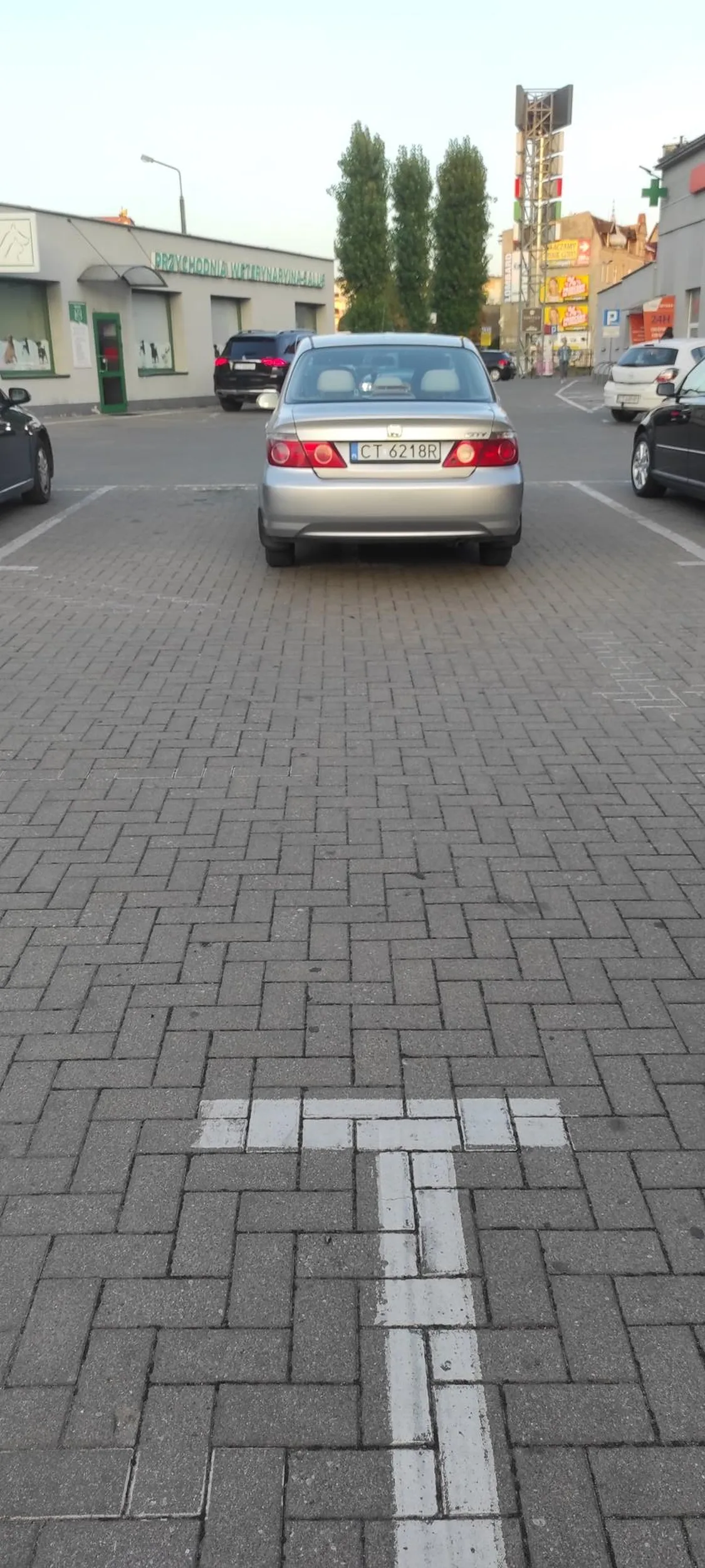 Stary tetryk stałe na 2 miejscach i jeszcze na wyjeździe tyłem stoi. Odebrać staruchowi prawo jazdy