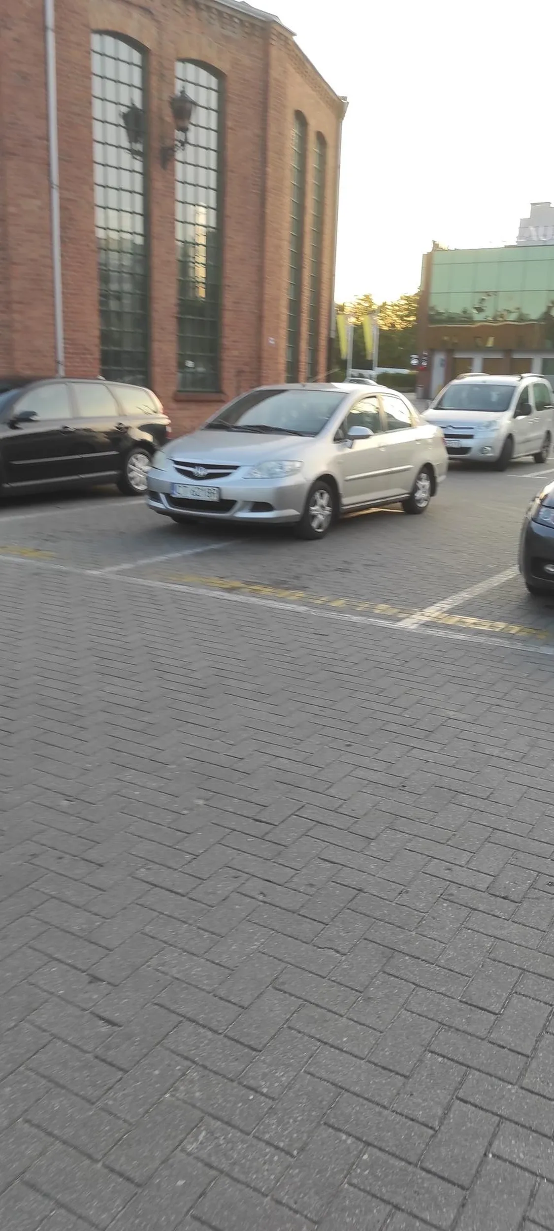 Stary tetryk stałe na 2 miejscach i jeszcze na wyjeździe tyłem stoi. Odebrać staruchowi prawo jazdy