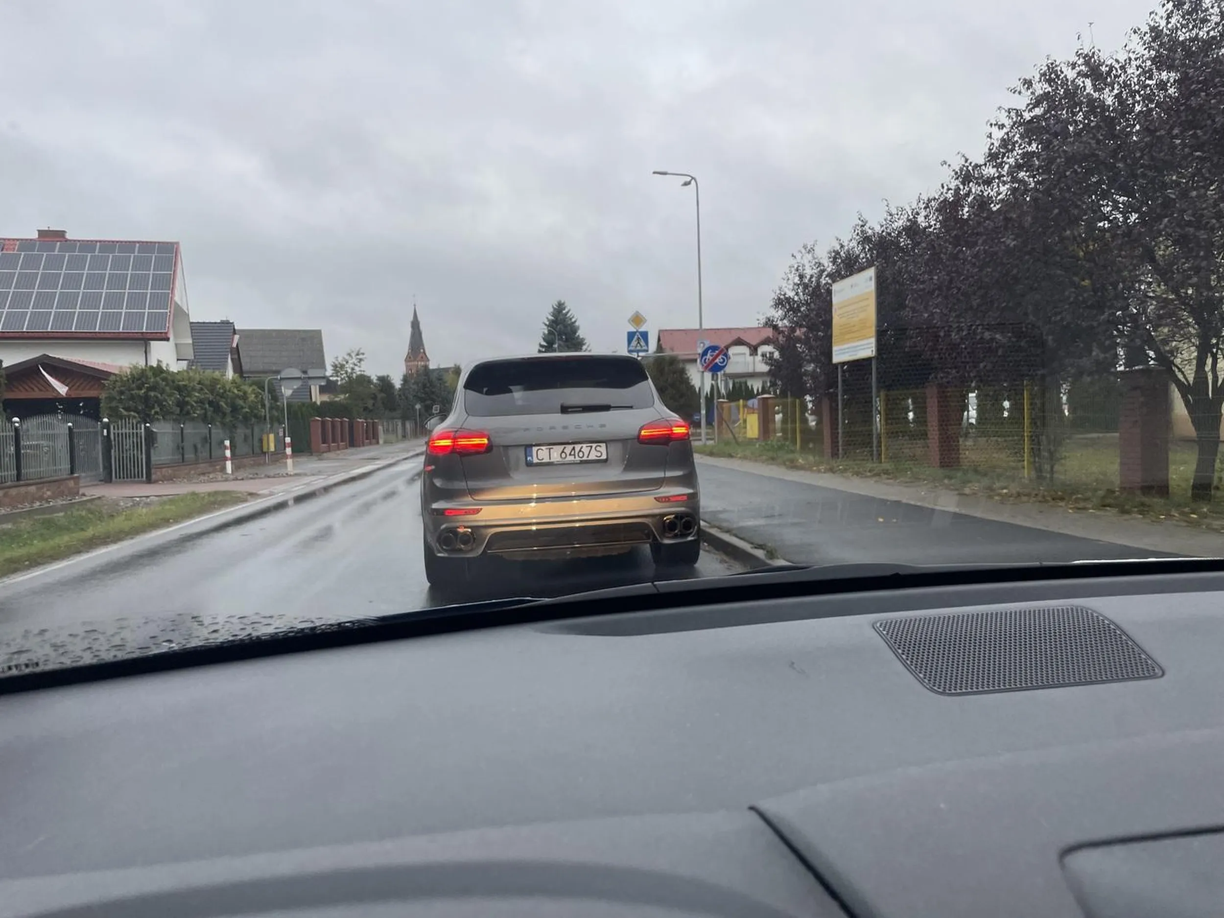 Wpycha sie i wyrzuca smieci przez okno. Burak z PORSZE