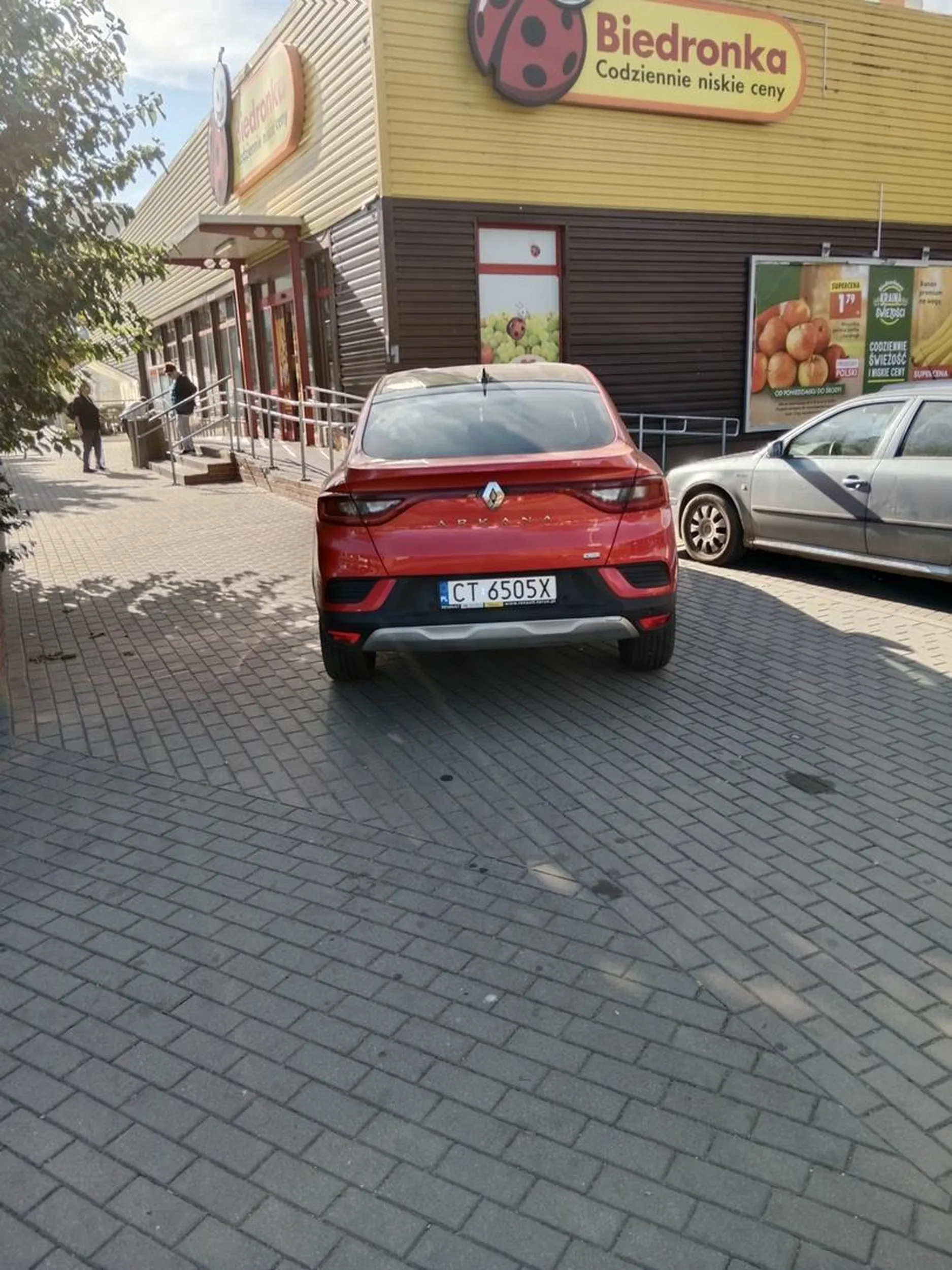 Kolejny inteligent powiatowy który musi podjechać pod same drzwi sklepu bo ma dużą furę