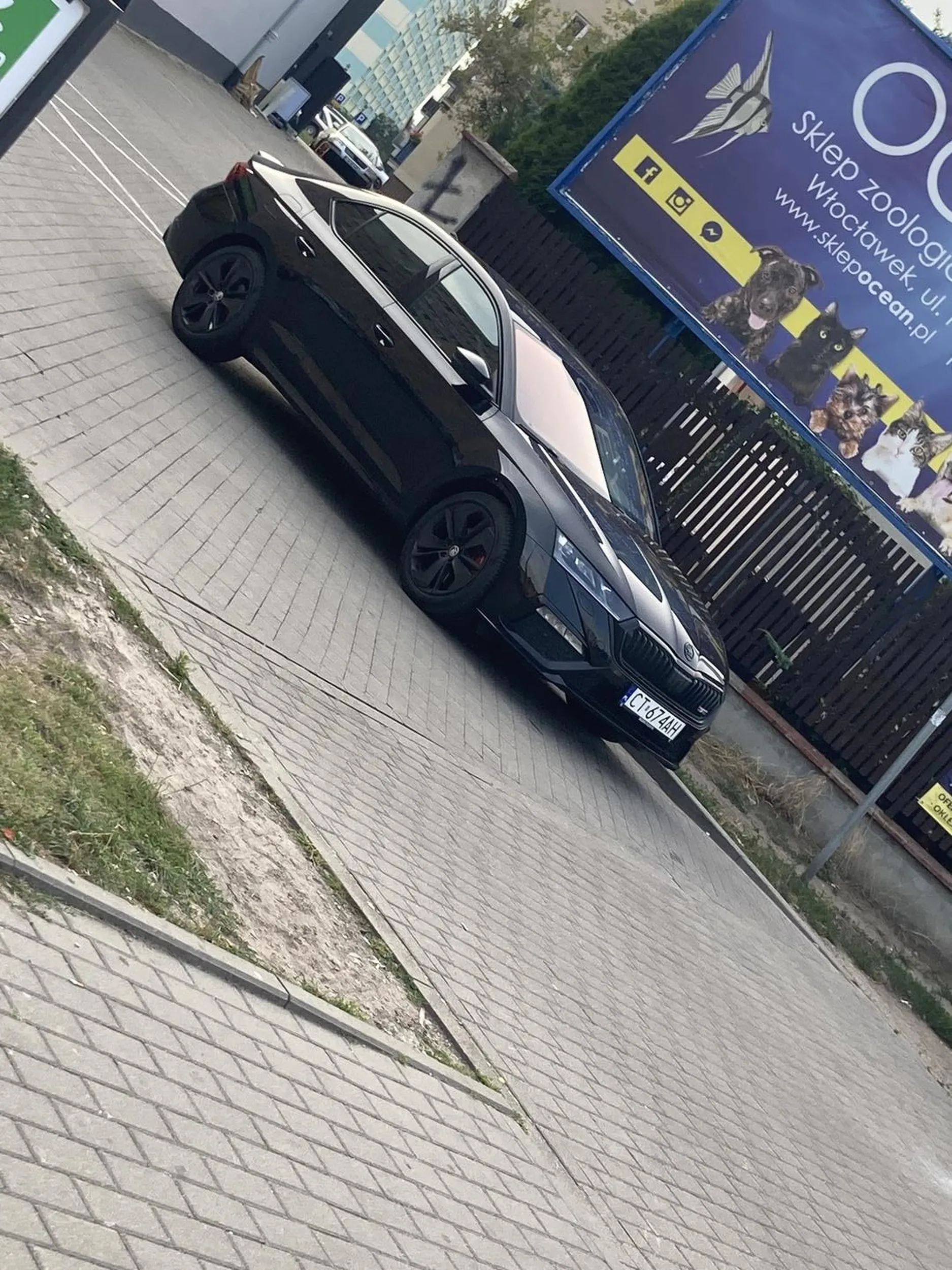 Parking wolny, ale lepiej stanąć tak by blokować wjazd