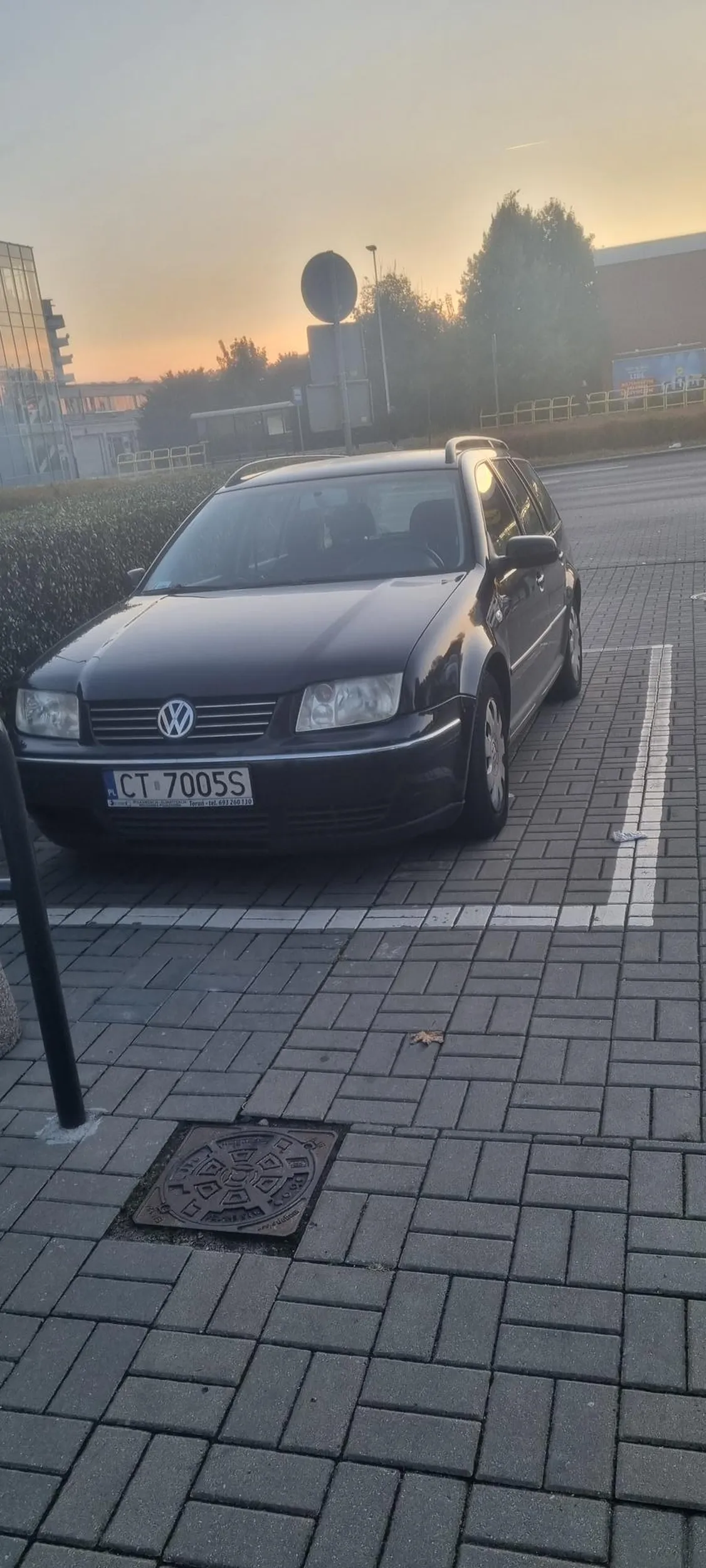 Parkuje na miejscu dla korzystających z paczkomatow gdy cały parking jest pusty. Ciężko widac  jest pomyśleć o kimś więcej niż o samym sobie.