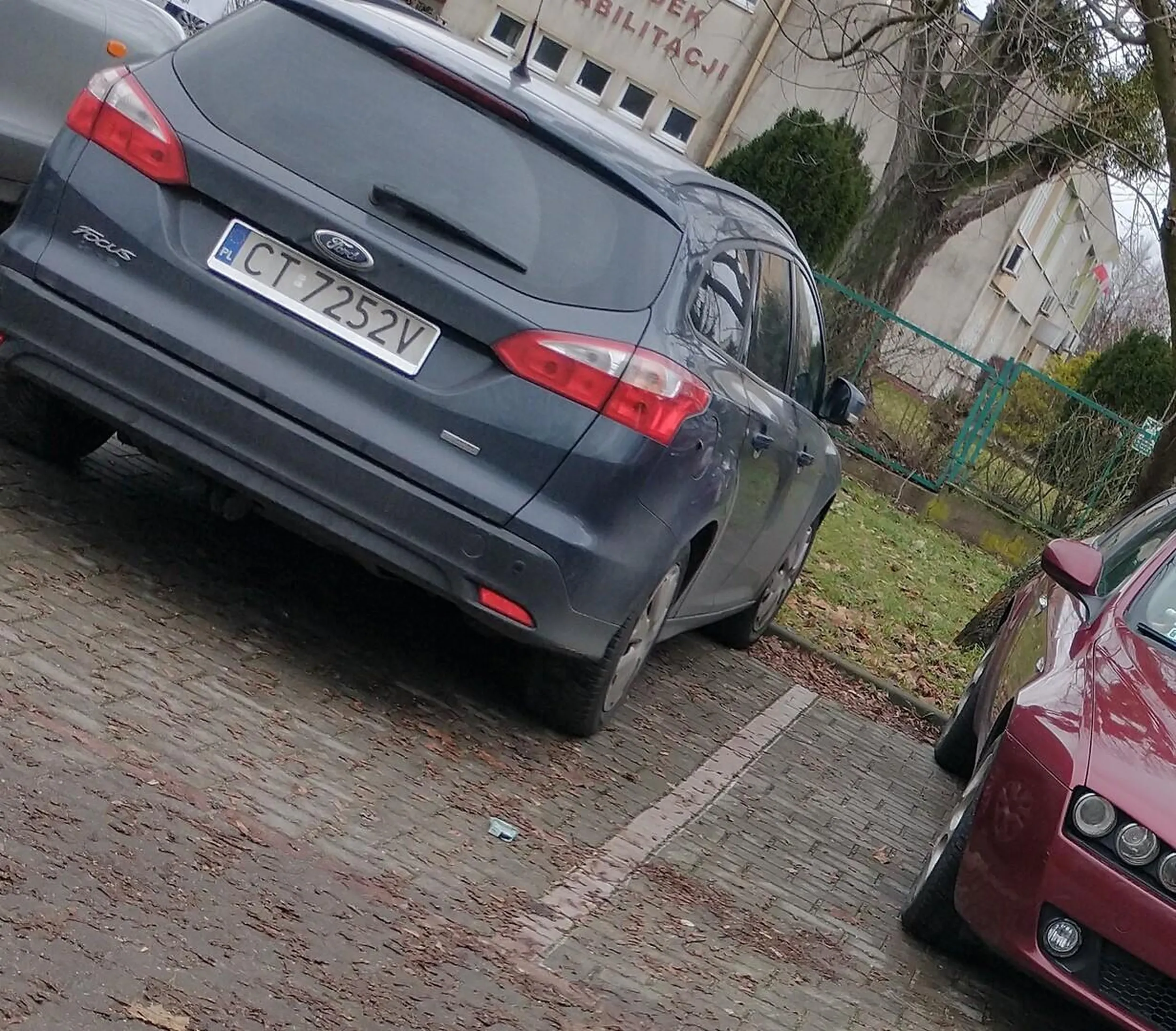 Pani uderzyła w lusterko otwierając drzwi . Widząc że siedzie w aucie tylko się spojrzała żadnej reakcji. Wychodzę pytam czy coś się tam stało patrzę a ona że nie nic tylko dotknęła je lekko. Żadnego przepraszam ani nic. Mam nadzieję ze jak kiedyś ktoś będzie otwierać drzwi to jej urwie lusterko.