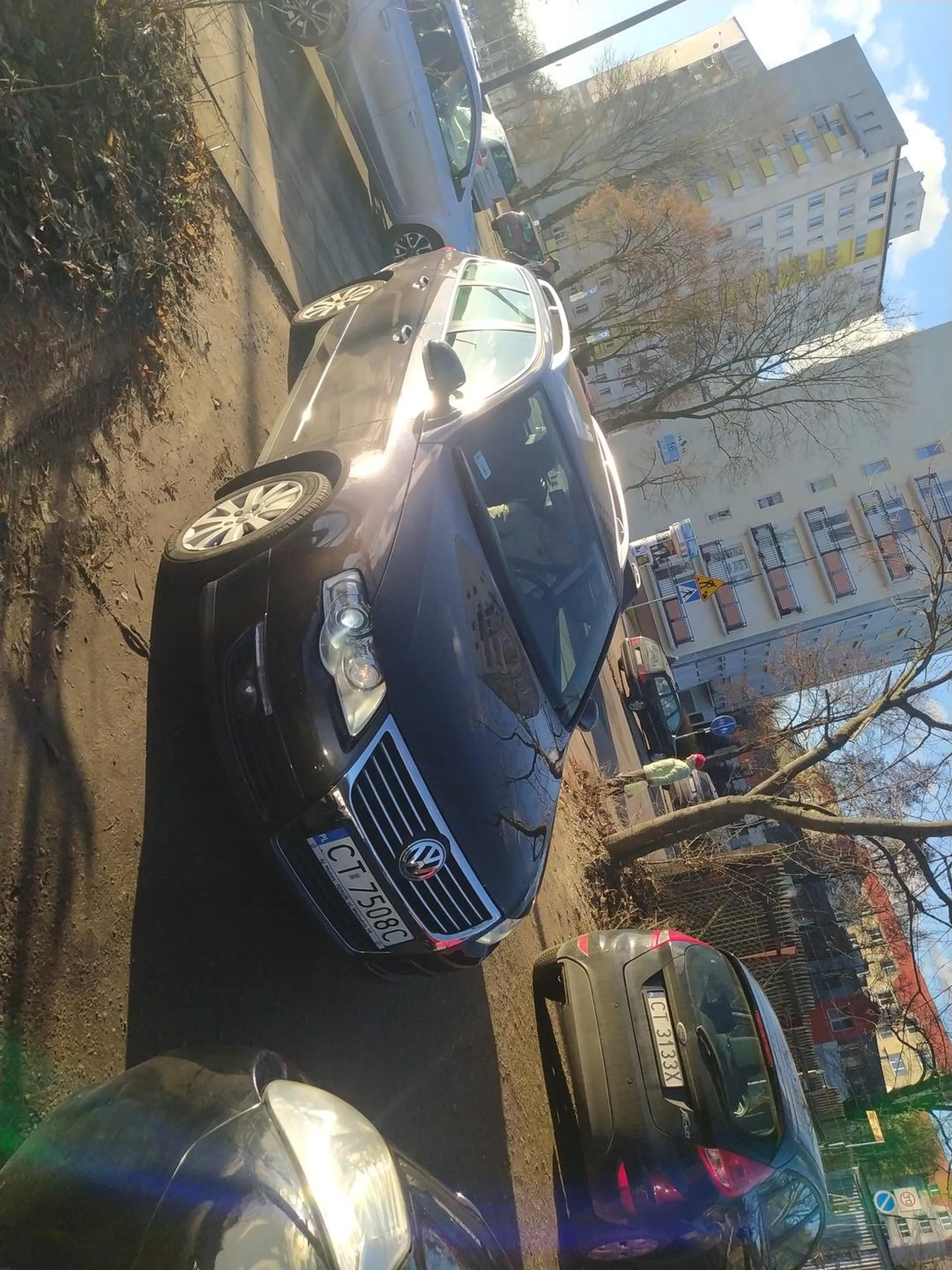 Przy targowisku miejskim wjazd pod prąd pan nie chciał uprzejmie wycofać ponieważ twierdził że on przyjechał z tamtej strony i może tak wjeżdżać ?