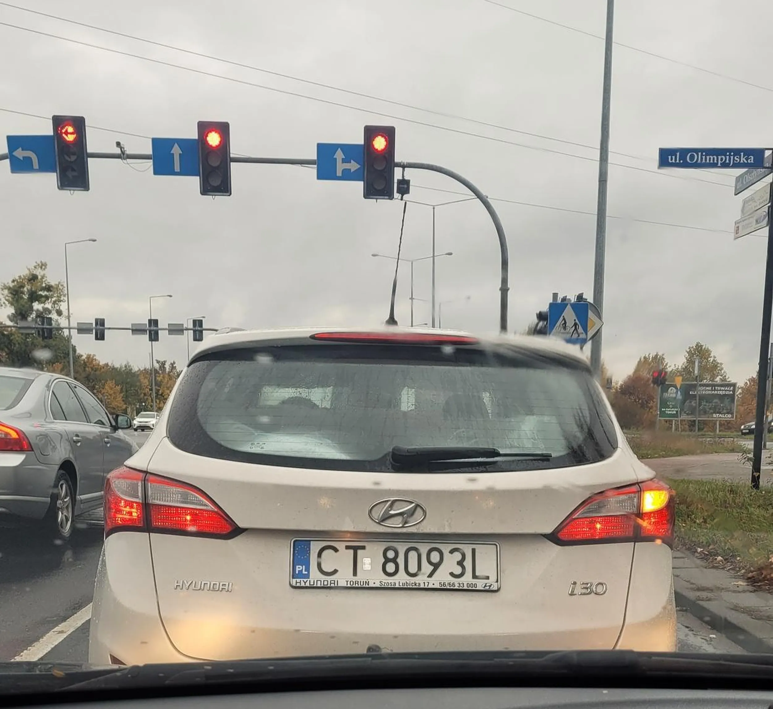 Koleś jeździ slalomem między samochodami ze zwiększoną prędkością, wciska się między samochody tworząc niebezpieczne sutuacje. Kiedy znaleźliśmy się na tej samej wysokości pokazałam mu, żeby puknął się w głowę,  w zamian zobaczyłam środkowy palec. A najbardziej zaskakujące było to , ze to nie żaden młodziak , tylko siwa głowa,  grubo po 50-tce....Żenada.