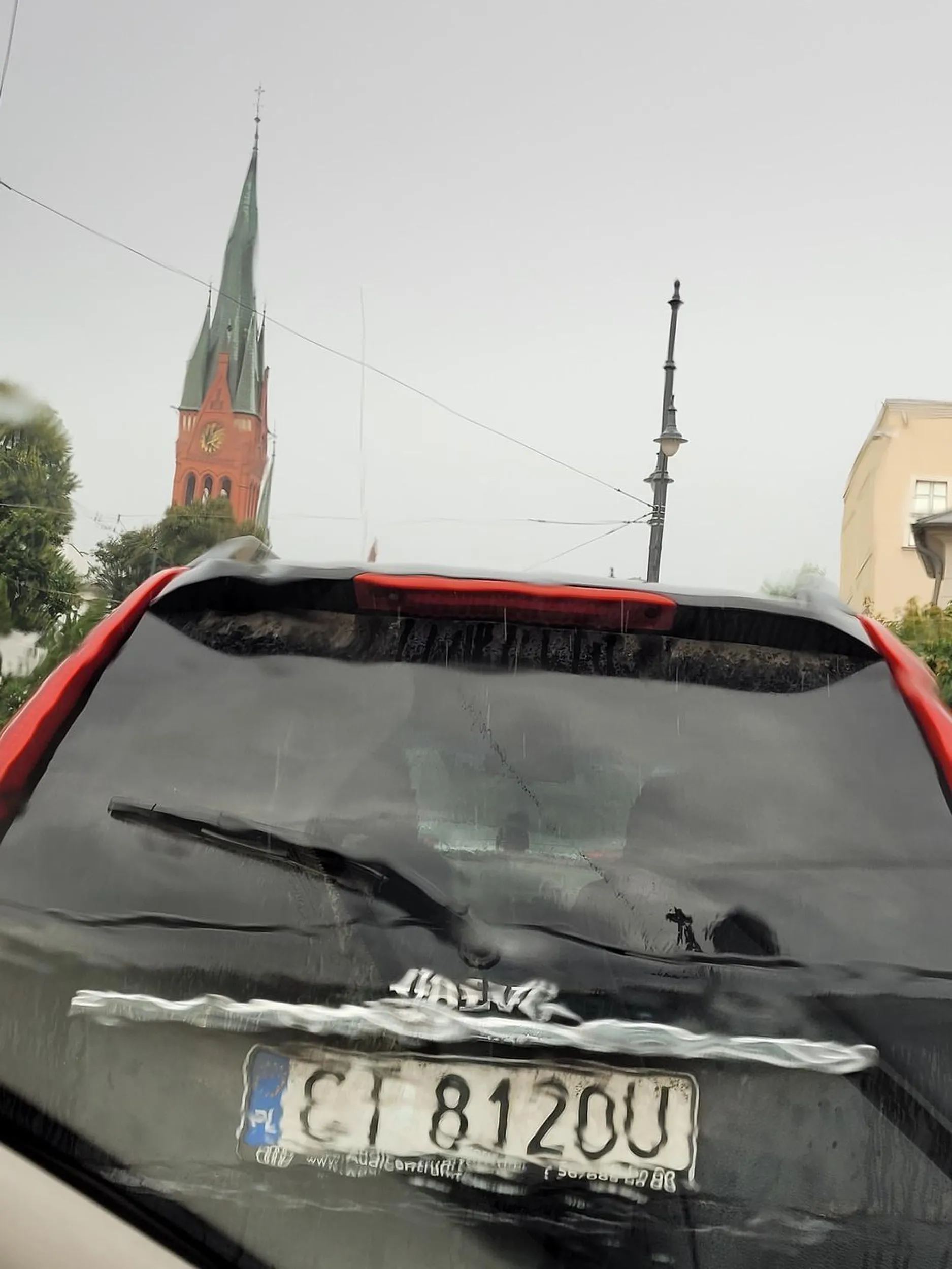 Kierujący parkuje na 2 miejscach dla niepełnosprawnych...