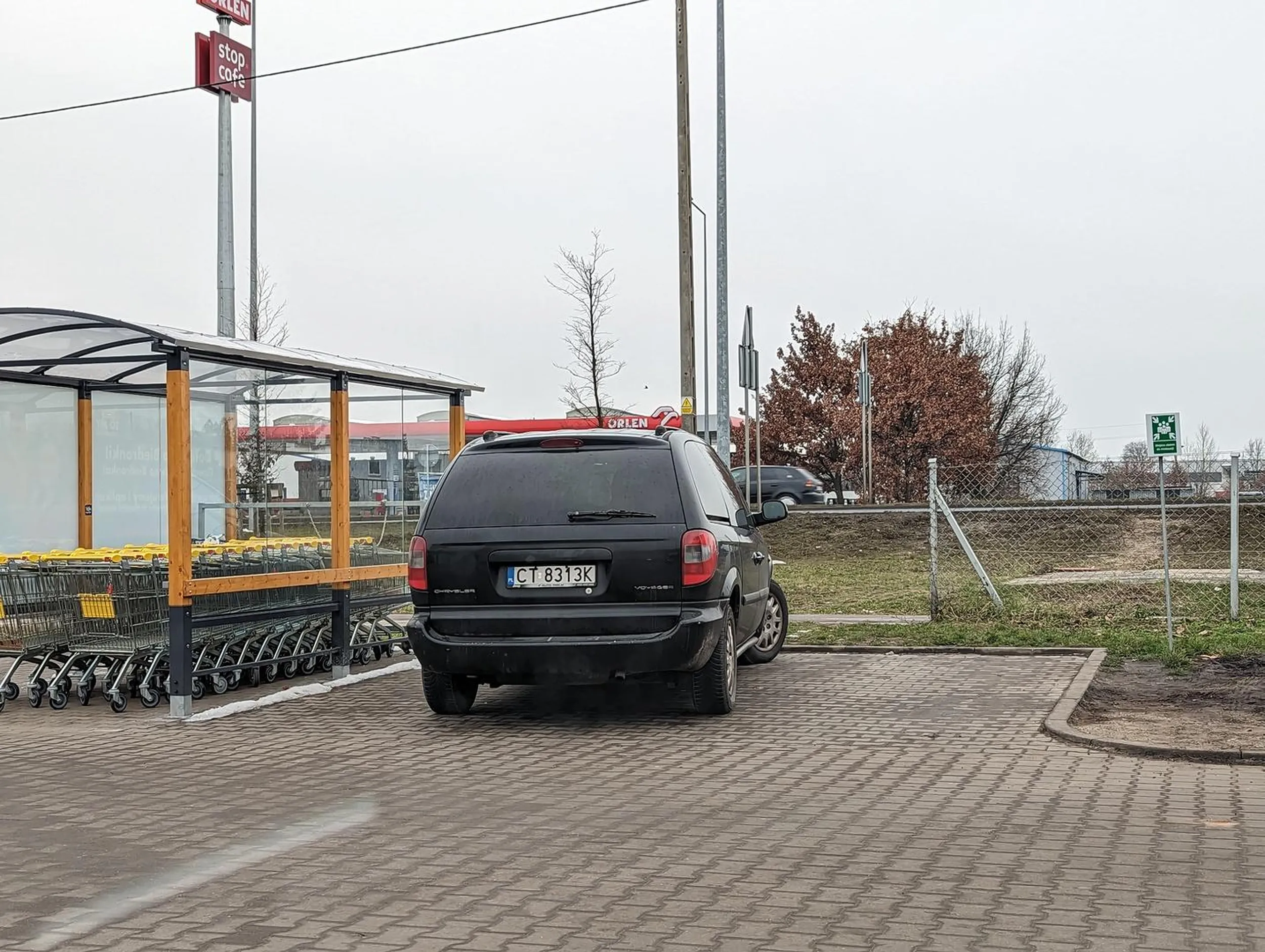 Staje na dwóch miejscach pod Biedronką. Co ciekawe, za kierownicą facet.