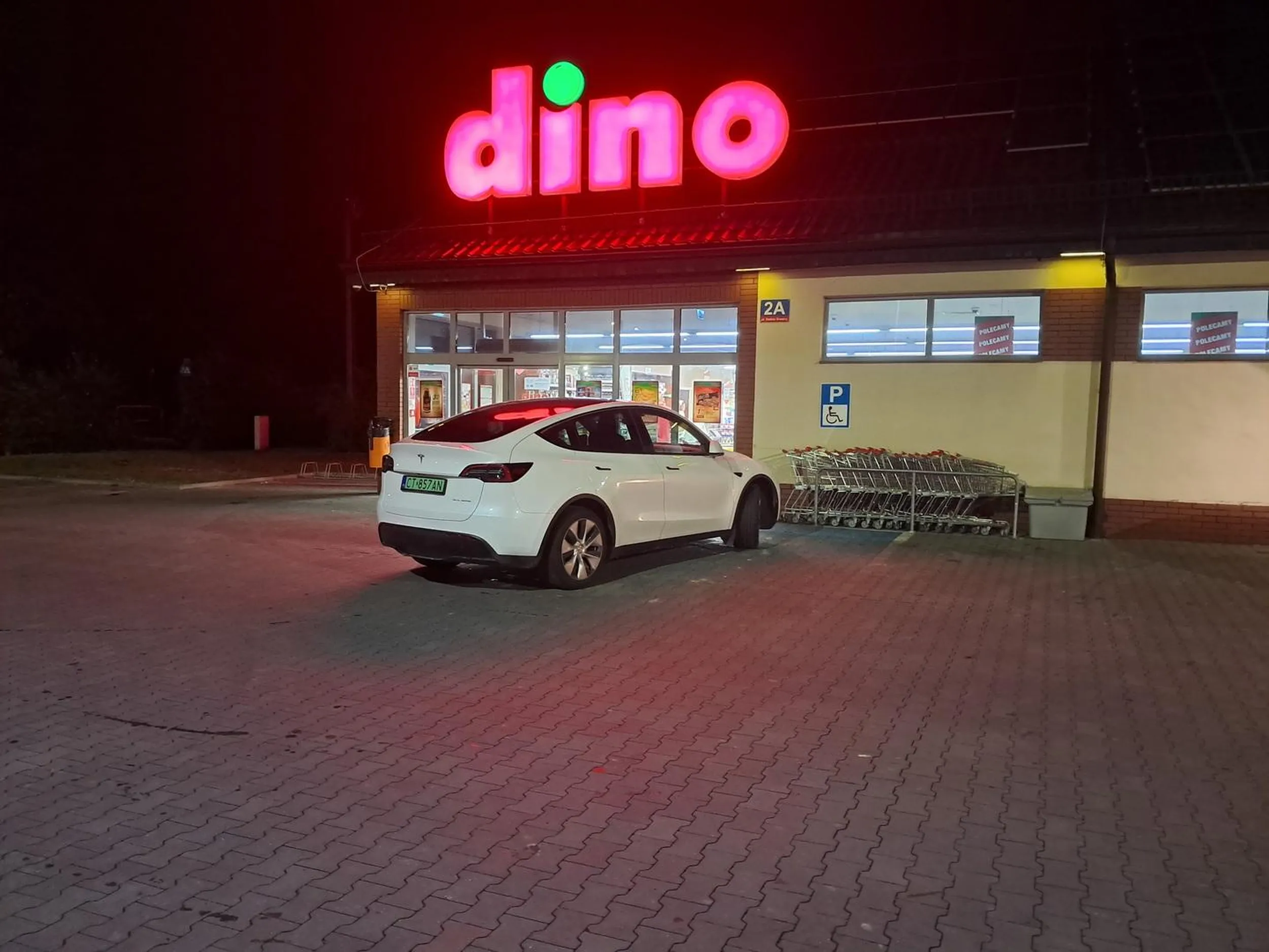 No cóż kolejna ofiarą losu w elektryku parkująca na miejscu dla inwalidy!!!jak widać myśli że dotyczy to inwalidztwa umysłowego bo tym gownem za 1.5 mln zastawiła pół parkingu!!no cóż w dino robią za małe drzwi po pewnie wiechala by do sklepu.