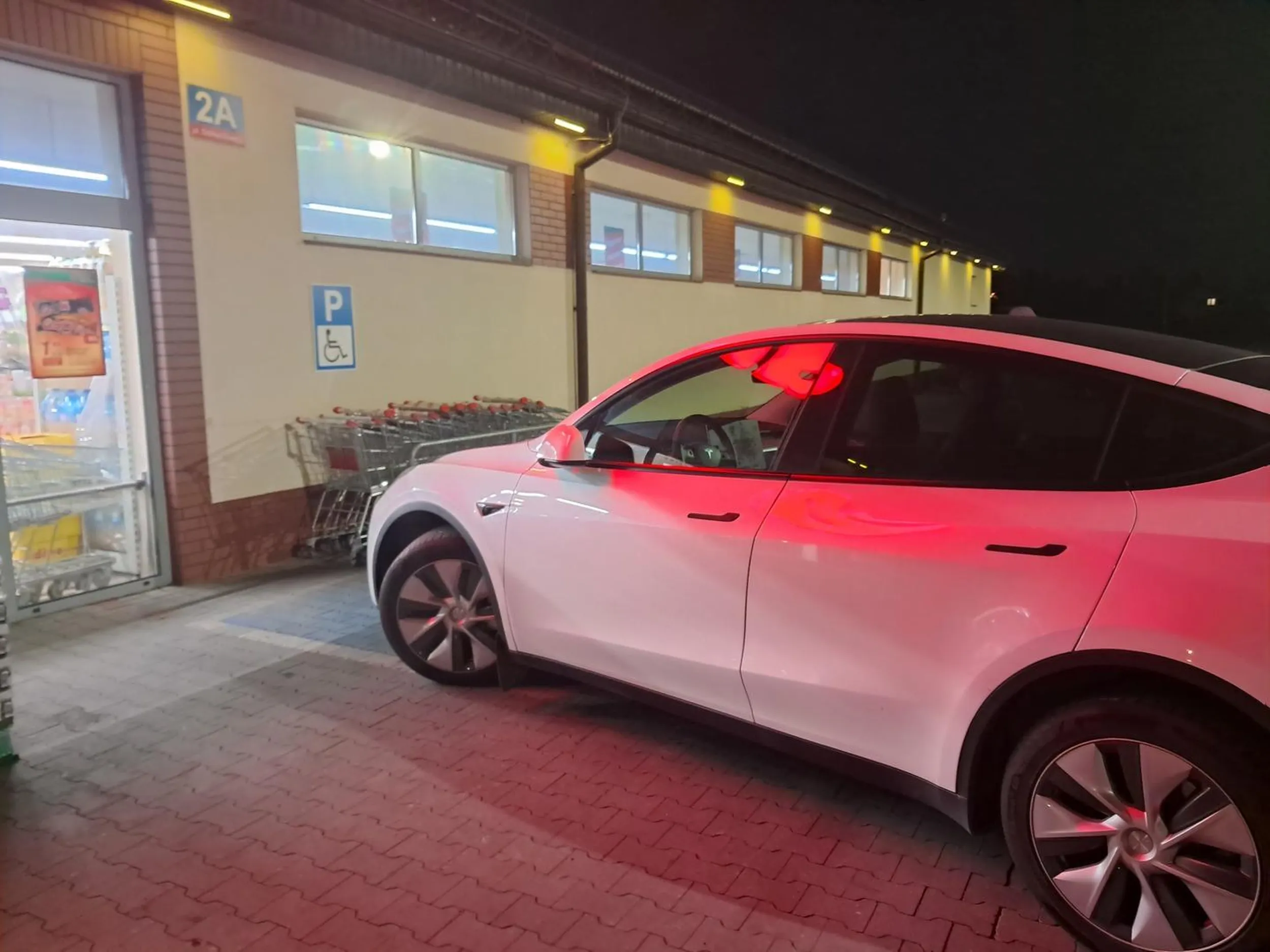 No cóż kolejna ofiarą losu w elektryku parkująca na miejscu dla inwalidy!!!jak widać myśli że dotyczy to inwalidztwa umysłowego bo tym gownem za 1.5 mln zastawiła pół parkingu!!no cóż w dino robią za małe drzwi po pewnie wiechala by do sklepu.