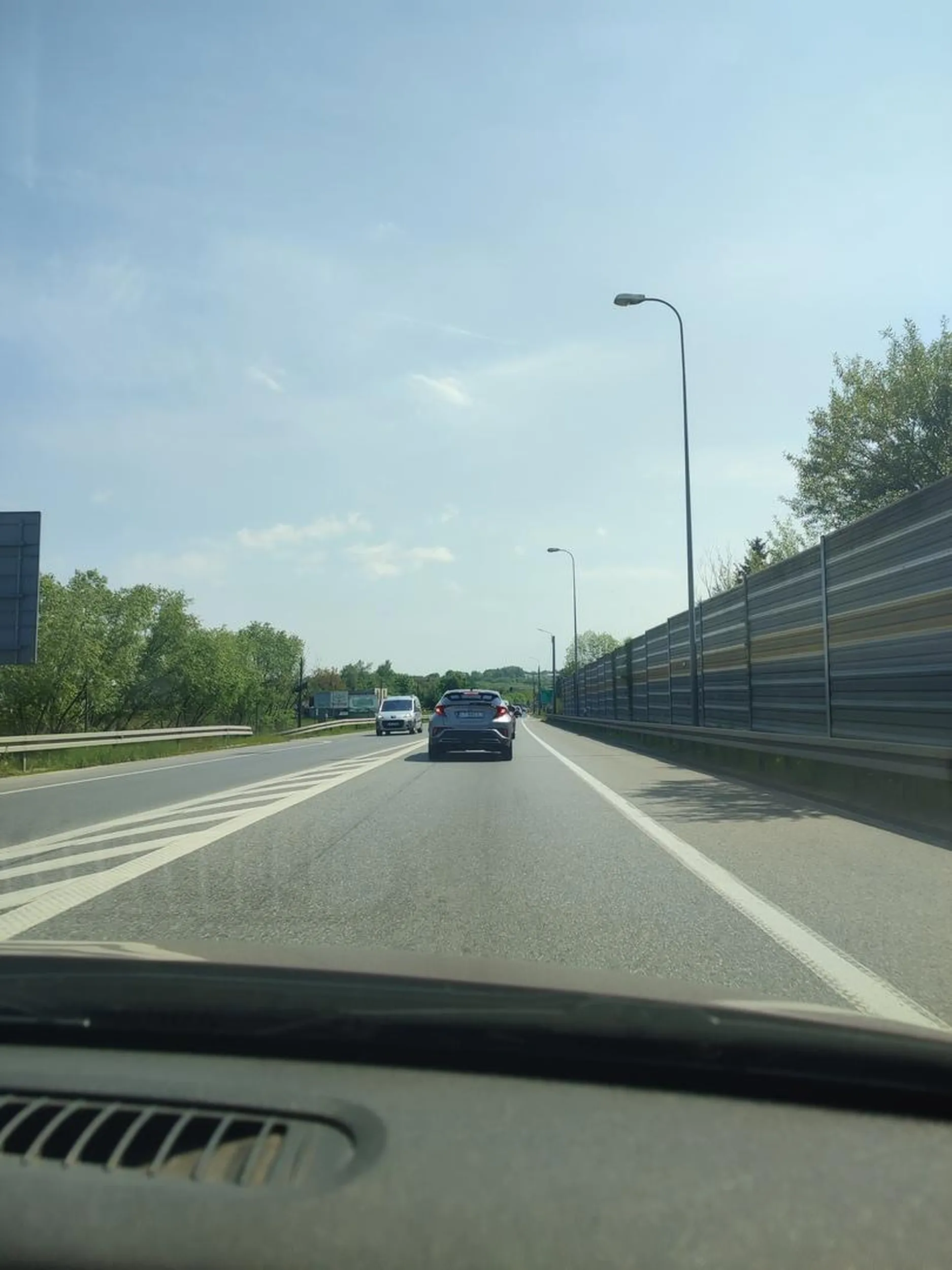 Wpychanie sie na siłę przed auto zamiast jak kulturalny kierowca poczekać i wyjechać na suwak.