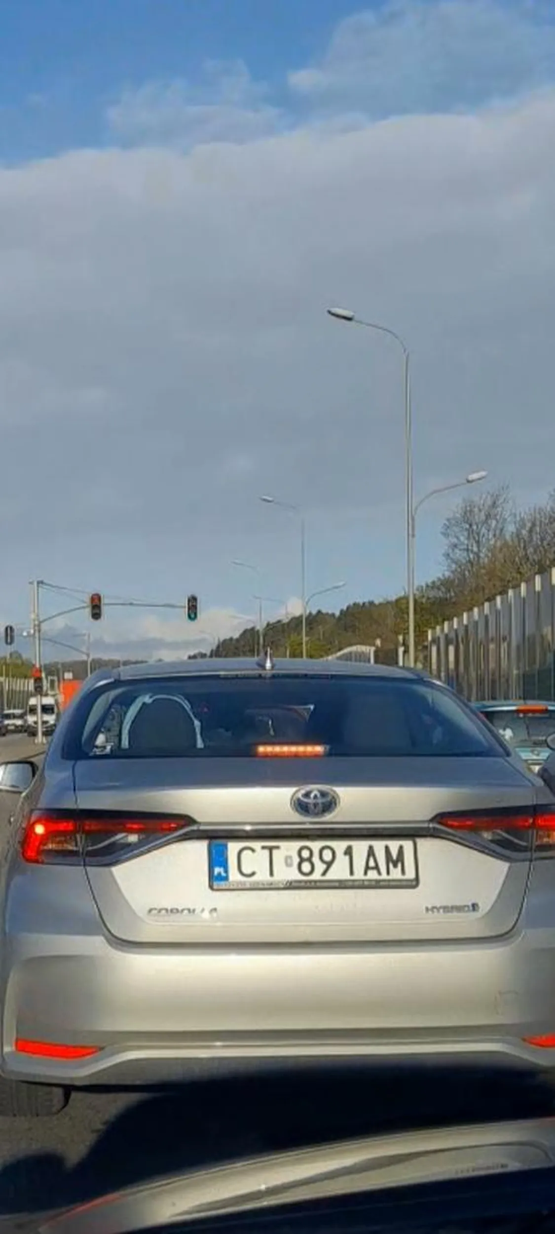 Uwaga na tego kierowcę gwałtownie  z dużą prędkością zmienia pasy bez kierunków wymusza zajeżdża drogę