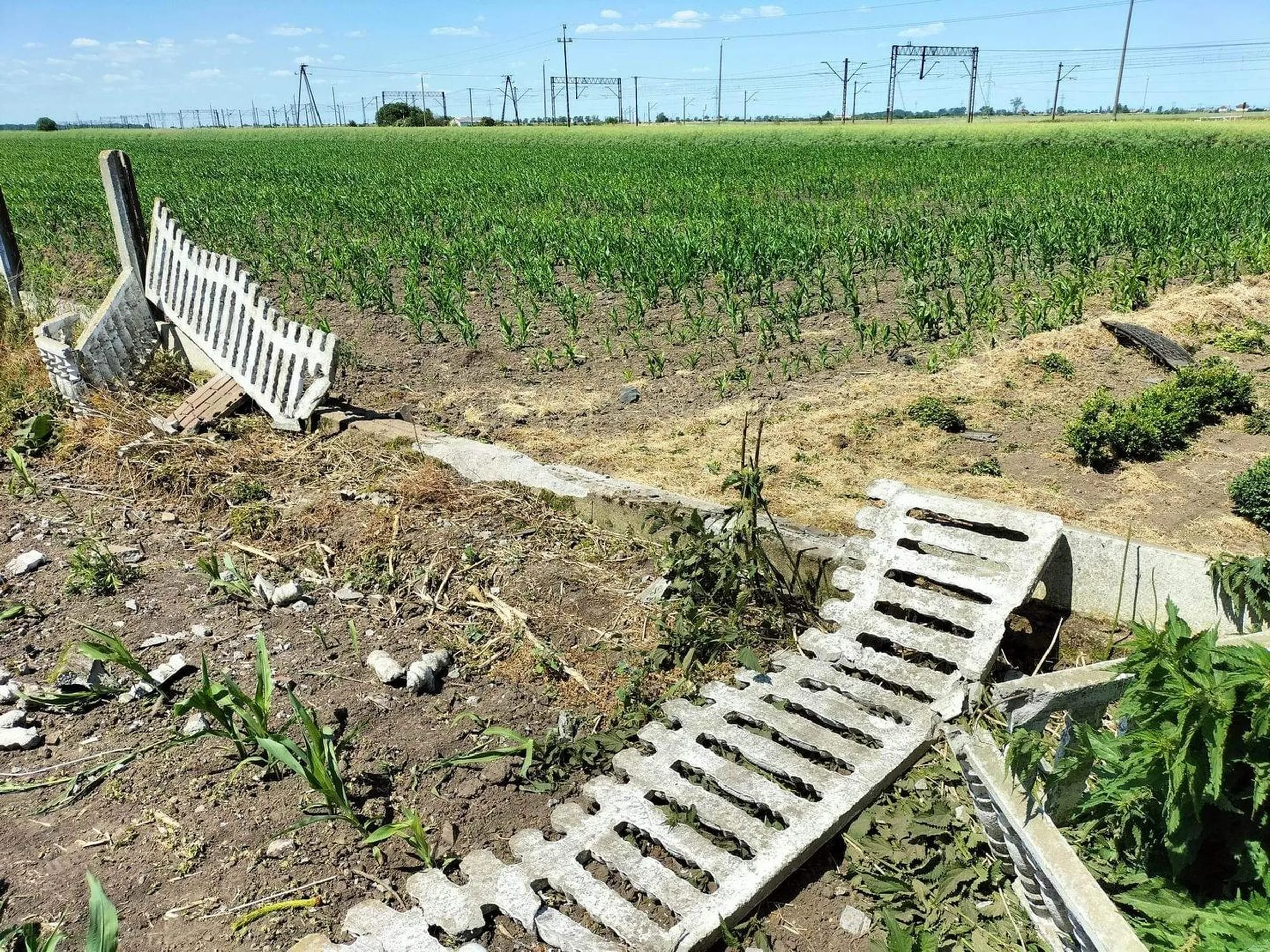 Wjechało auto z bolta w moja posesje brak kontaktu z firma