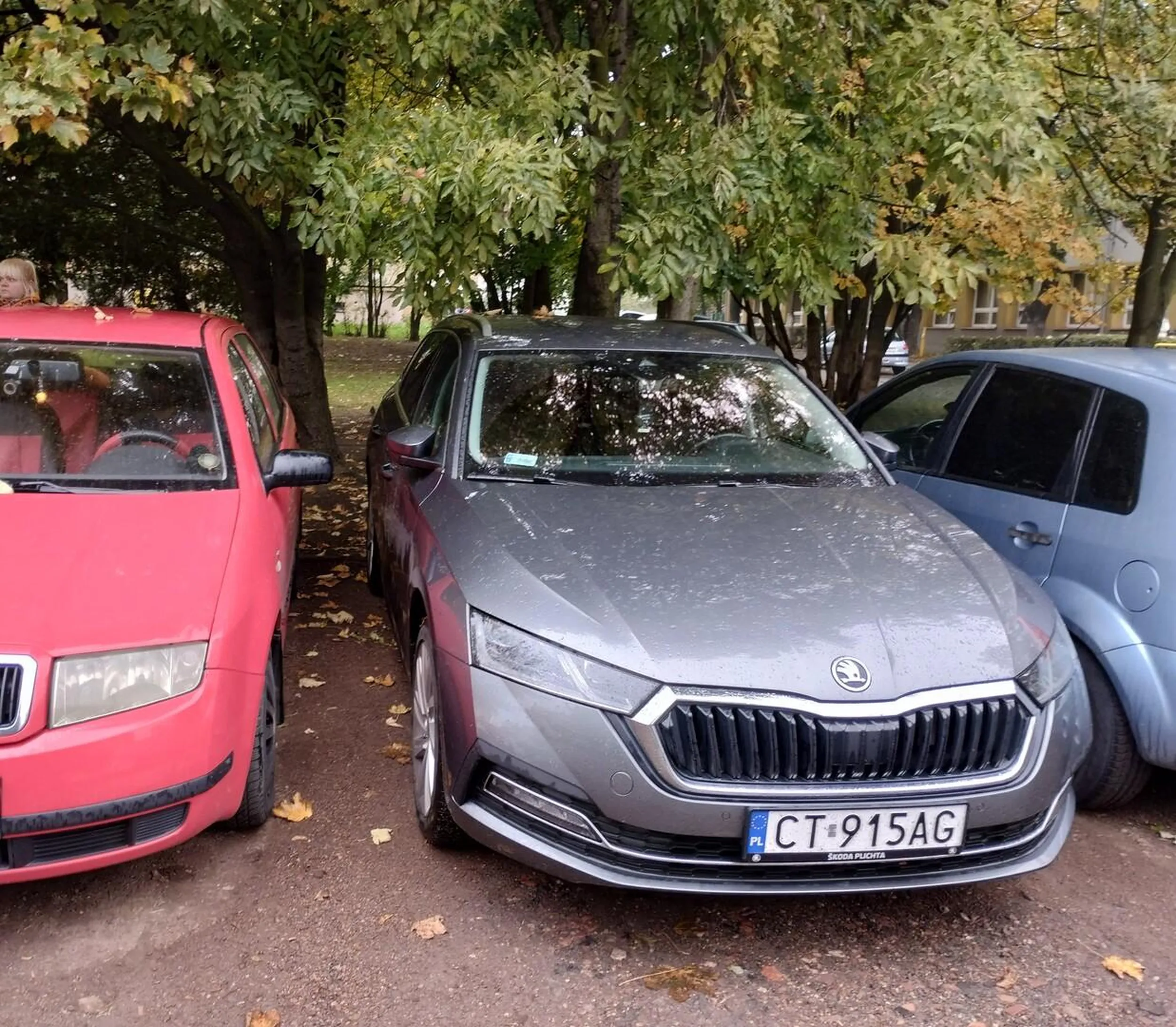 Fajnie tak zaparkować aby ktoś nie mógł wejść obok do swojego auta. Gratuluję.