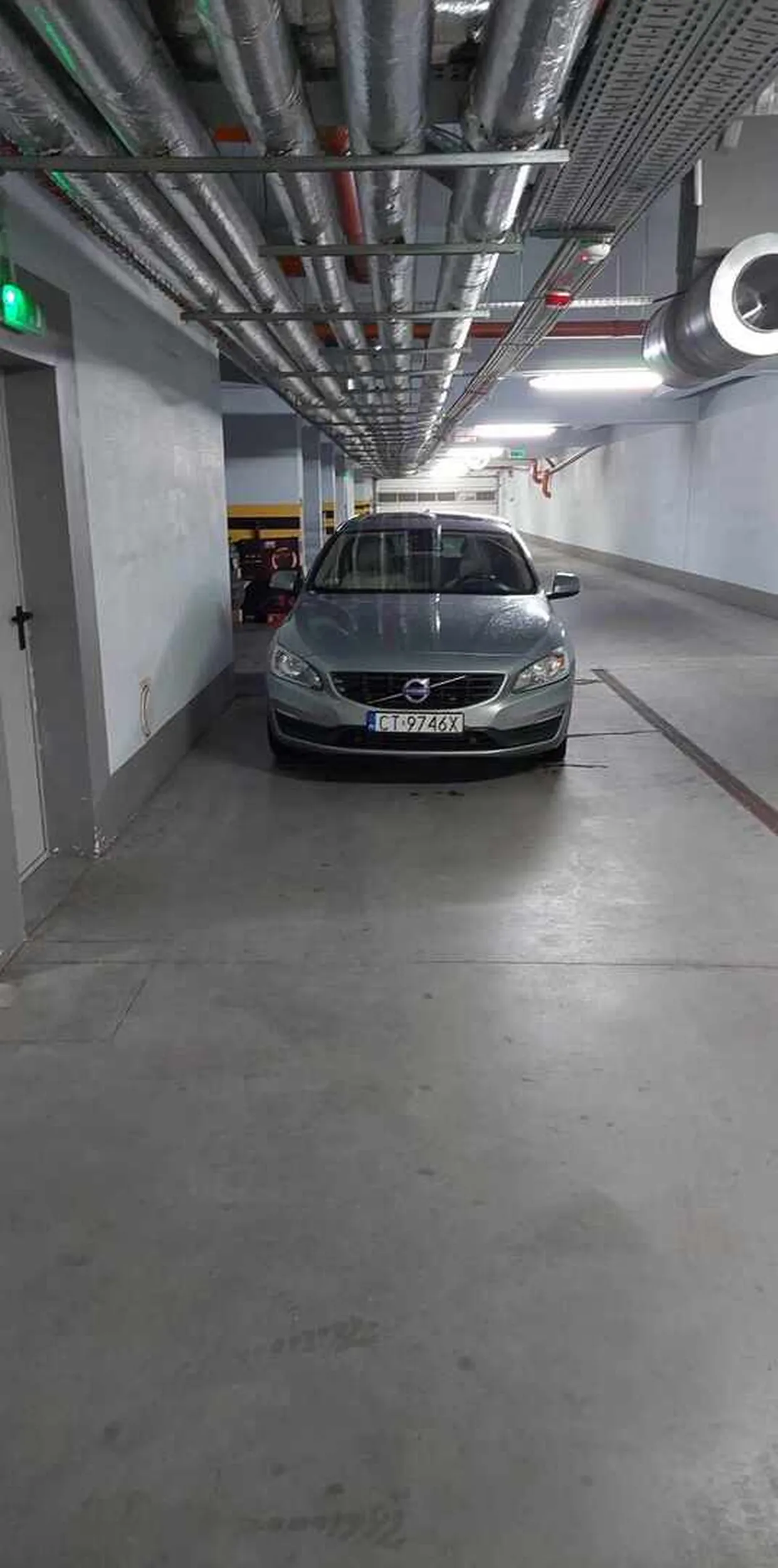 Parkuje w hali garażowej byle jak, nie na wyznaczonych miejscach.