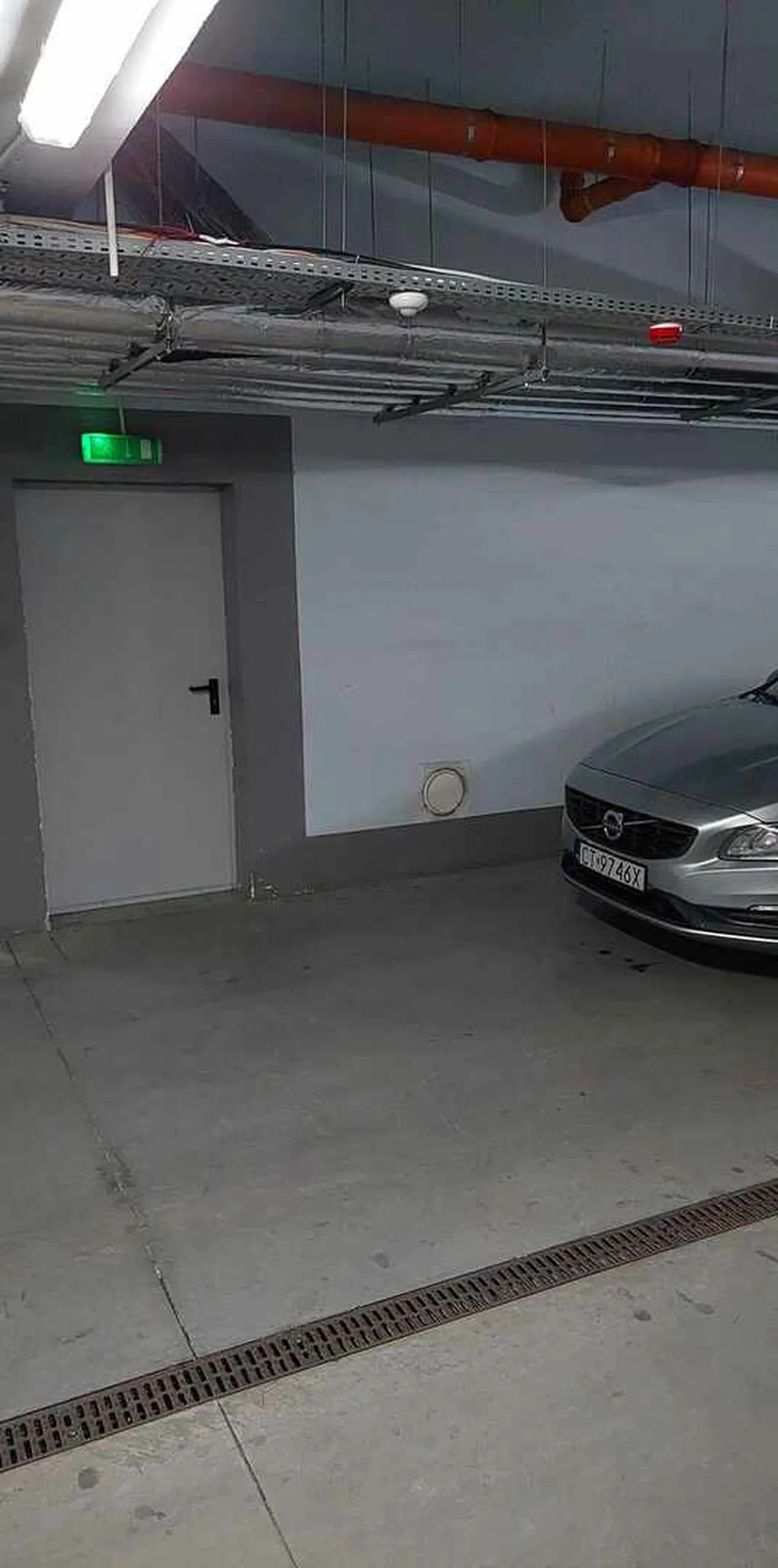 Parkuje w hali garażowej byle jak, nie na wyznaczonych miejscach.