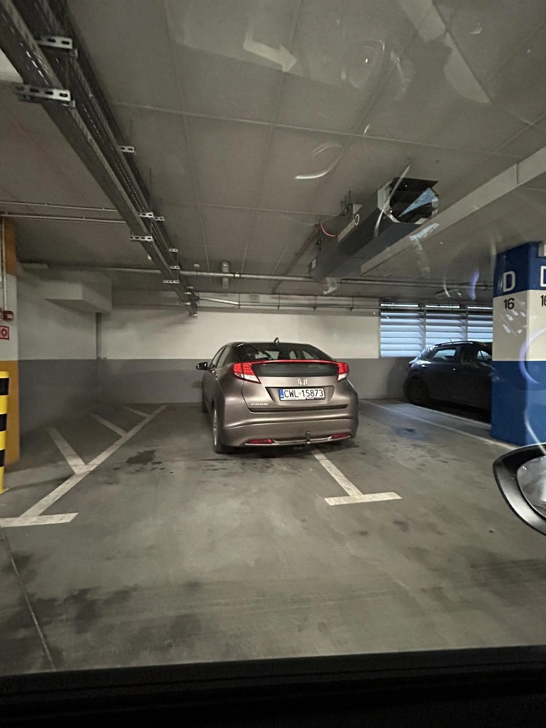 Ze wsi zwanej Włocławkiem do miasta Toruń przyjechał na zakupy ukazując swoje umiejętności nabyte w parkowaniu. Brawo panie kierowco, czysta kwintesencja i kunszt parkowania.