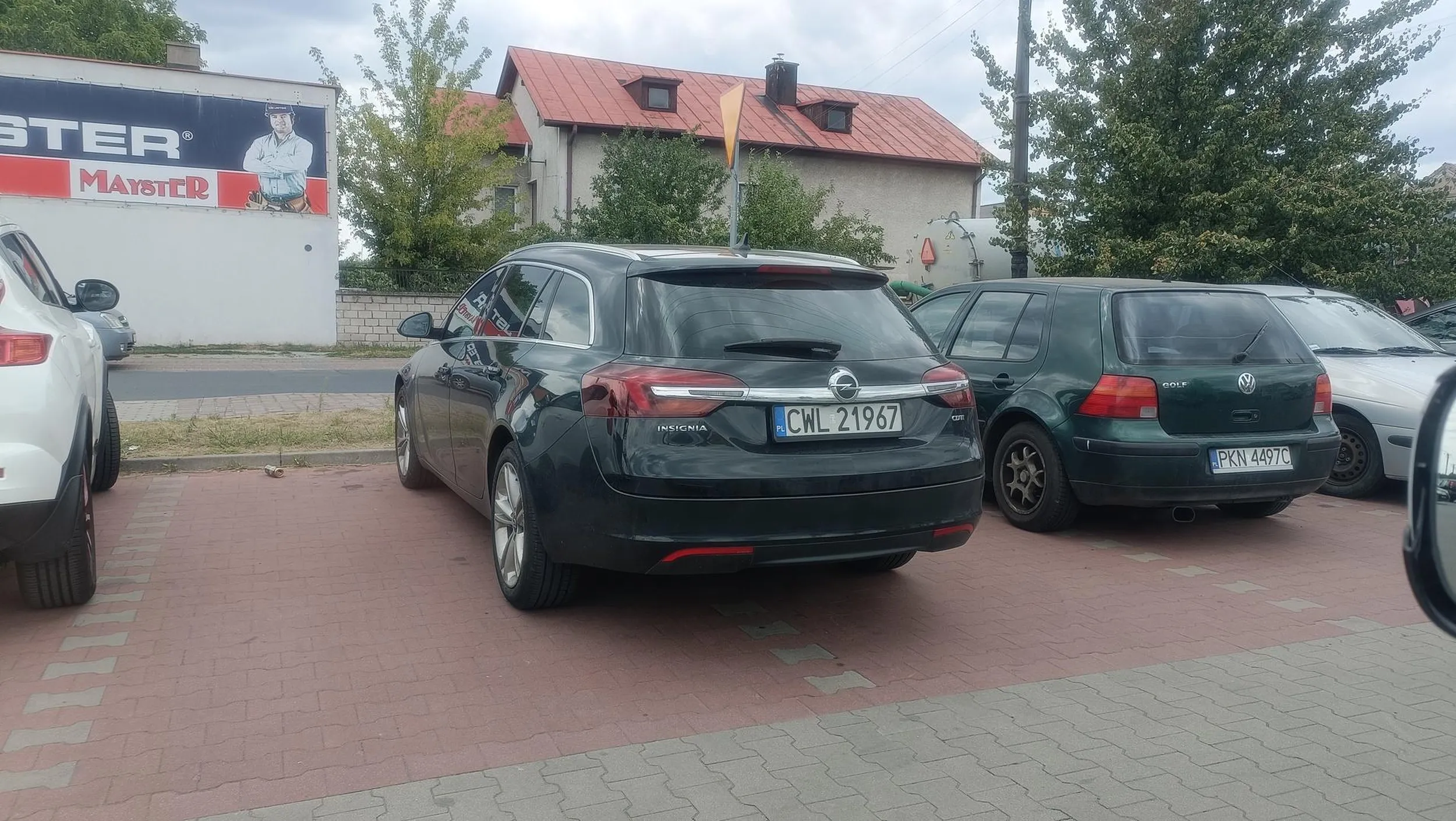 "kierowca" bardzo pospieszny, ale na szczęście znalazł chwilę by nakleić 3x "karne kutasy" na innym samochodzie za "zle parkowanie" sam przy tym parkując jak profesjonalista, nie pozdrawiam ?