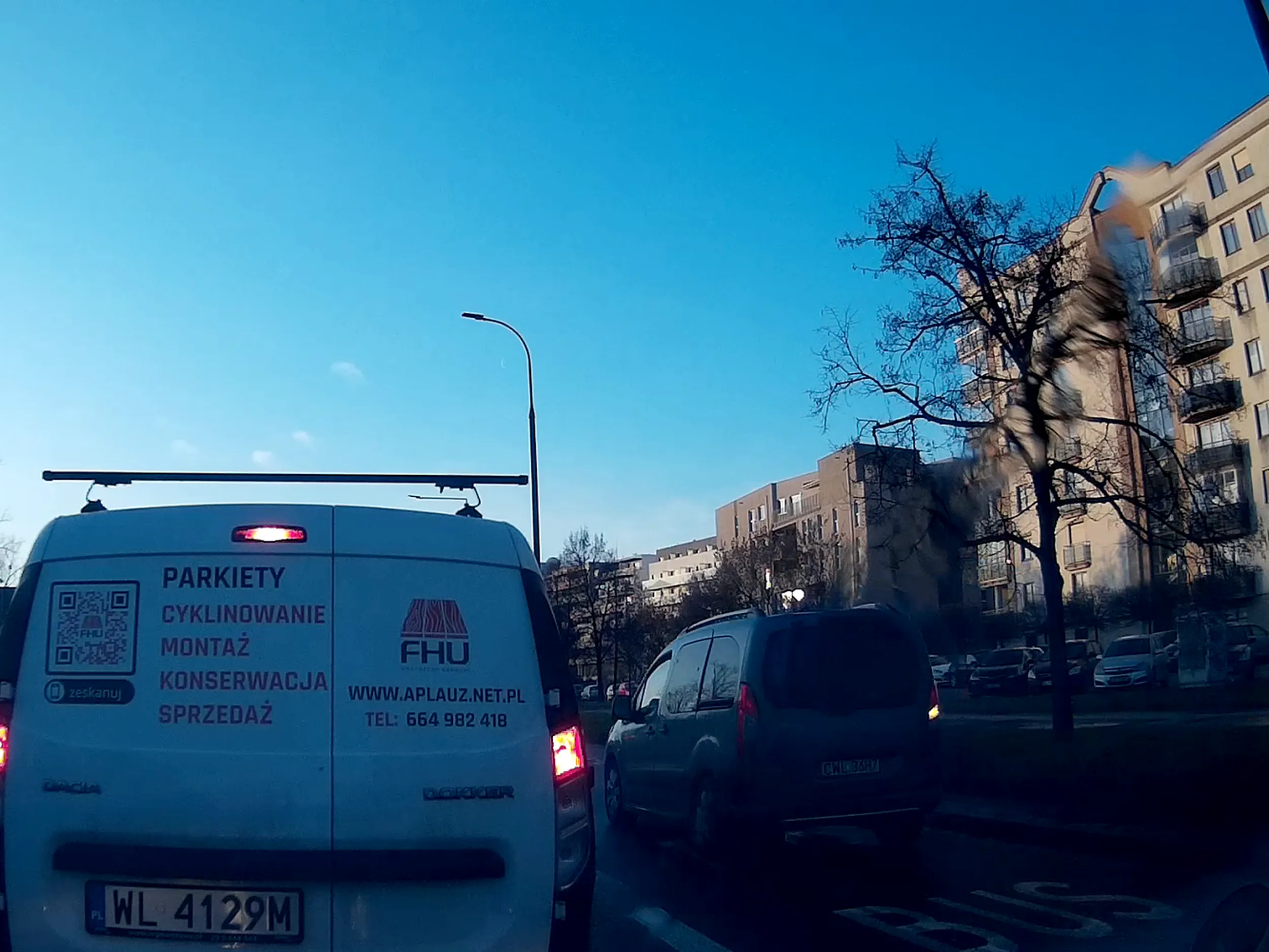 Omija korek buspasem. Aleja Sikorskiego w Warszawie.