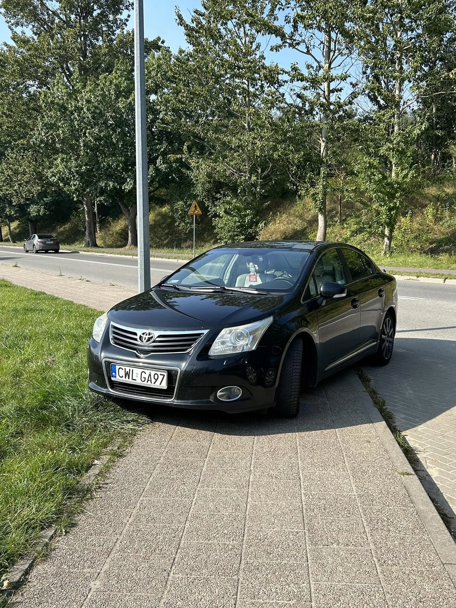 Stawia auto na chodniku, brak przejścia :/