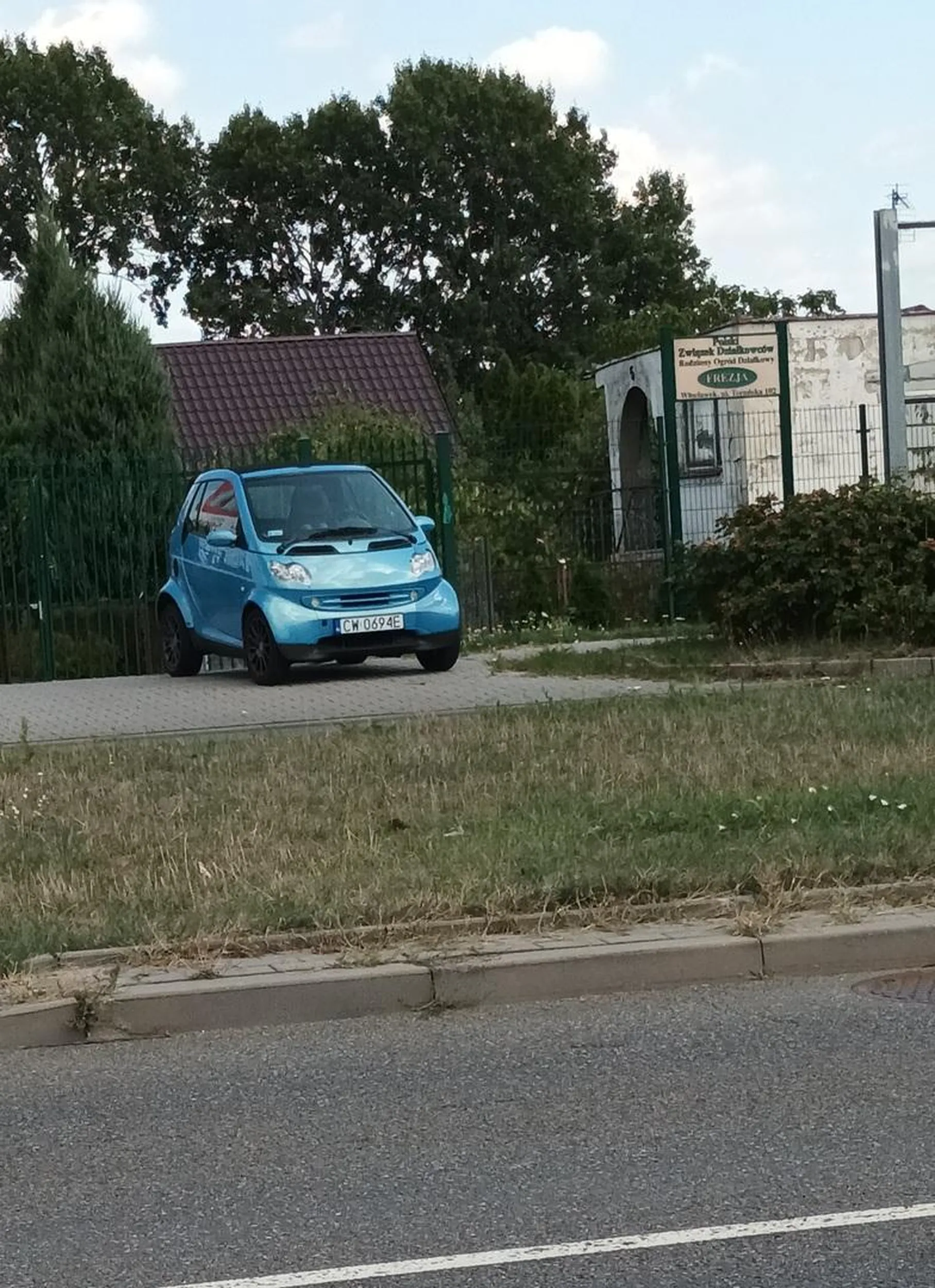zajebiscie parkujesz blokujac wejscie na chodnik