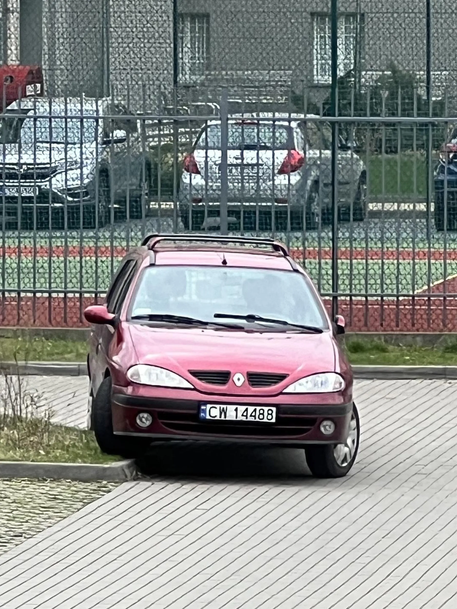 Kierowca nie potrafi postawić samochodu.