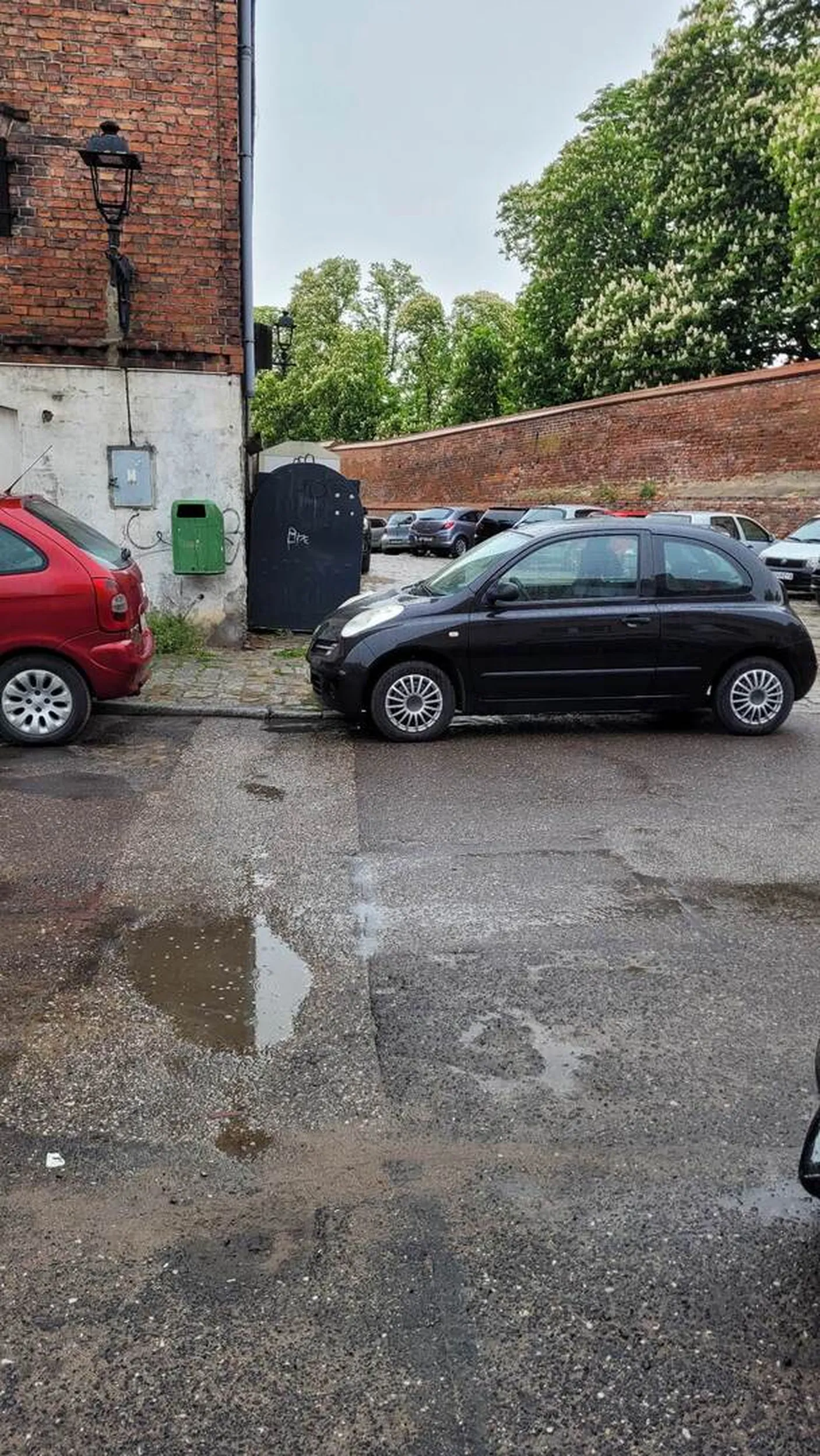 Kierowca jak widać na załączonym obrazku gubi się w obcym mieście i myli miejsce parkingowe z drogą wjazdową :)