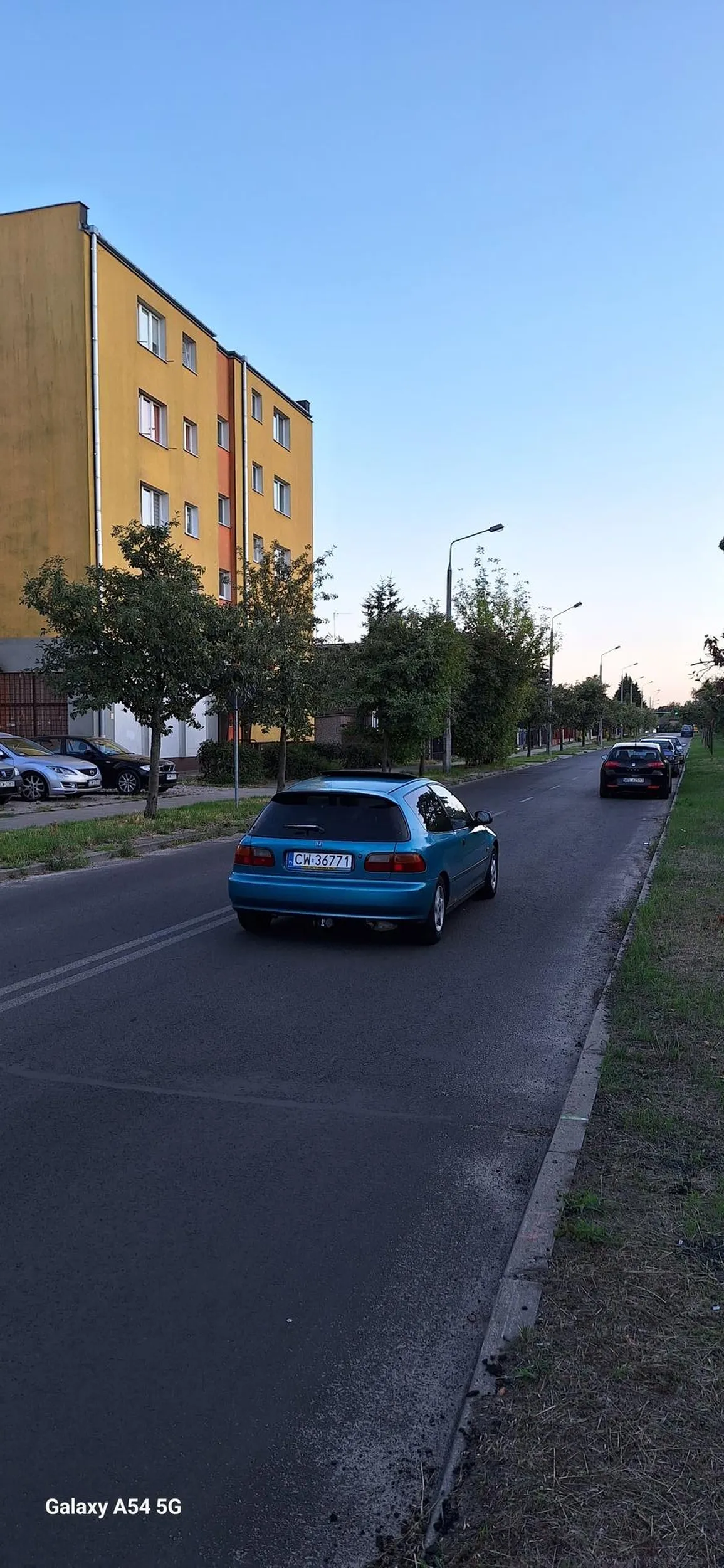 Pajac prawie rozjechał pieszych na przejściu dla pieszych i jeszcze wyskoczył z pretensjami.