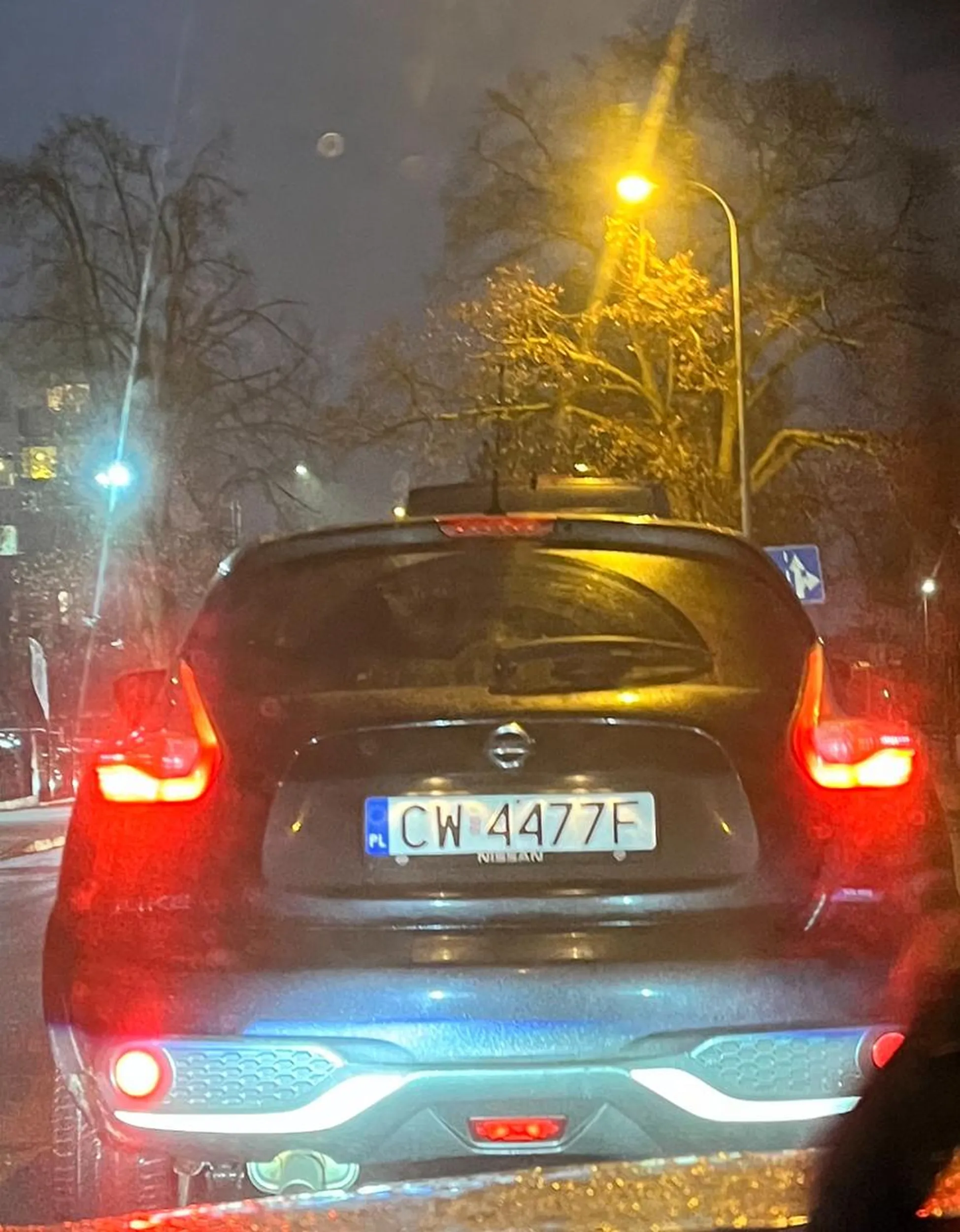 Kretyn wyprzedza w miejscu niedozwolonym, jedzie na zderzaku i wymusza…