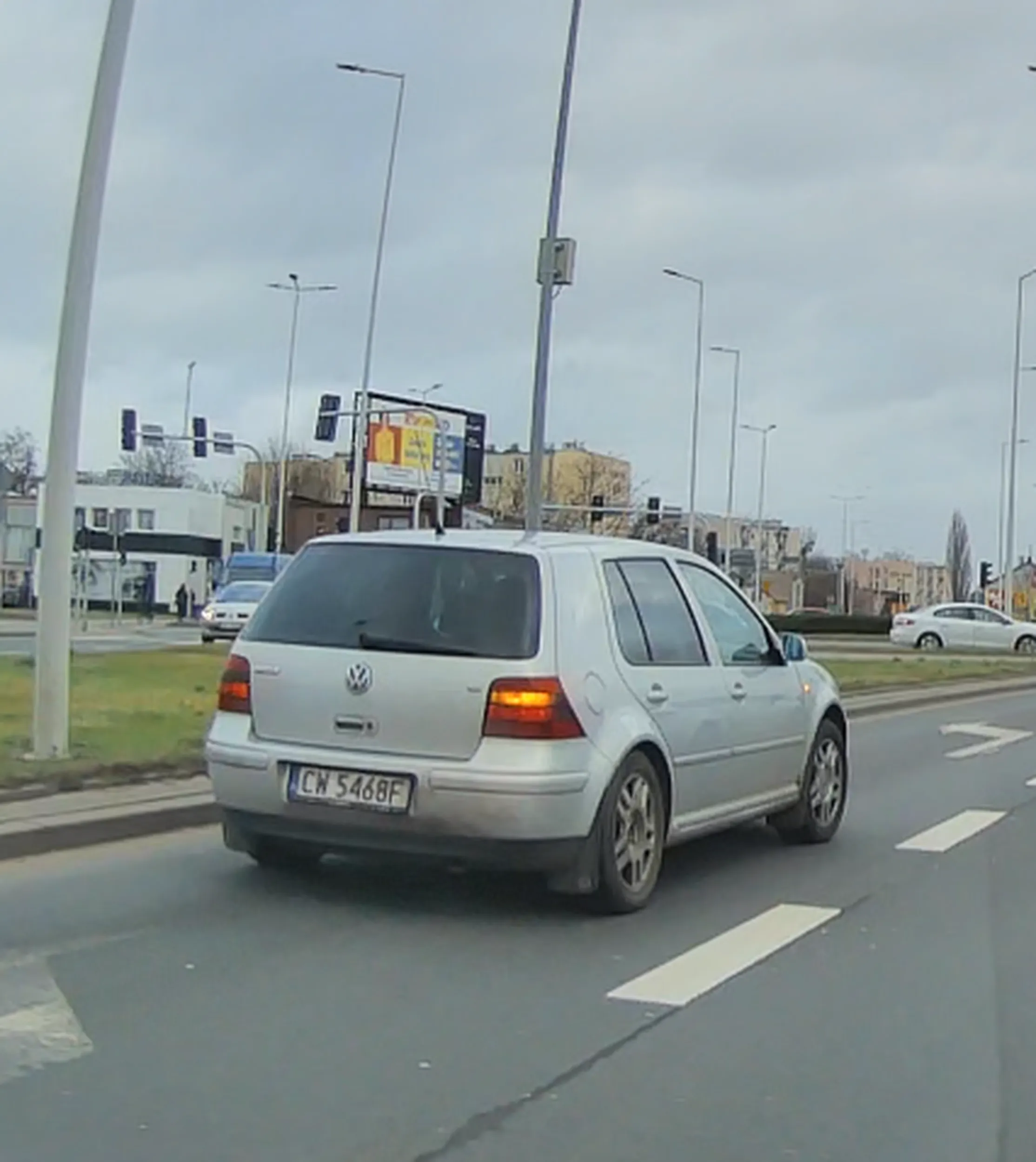 Trąbiący burak na pace z koleżkami, wielokrotnie zajeżdżający drogę, chcąc zepchnąć z pasa ruchu.