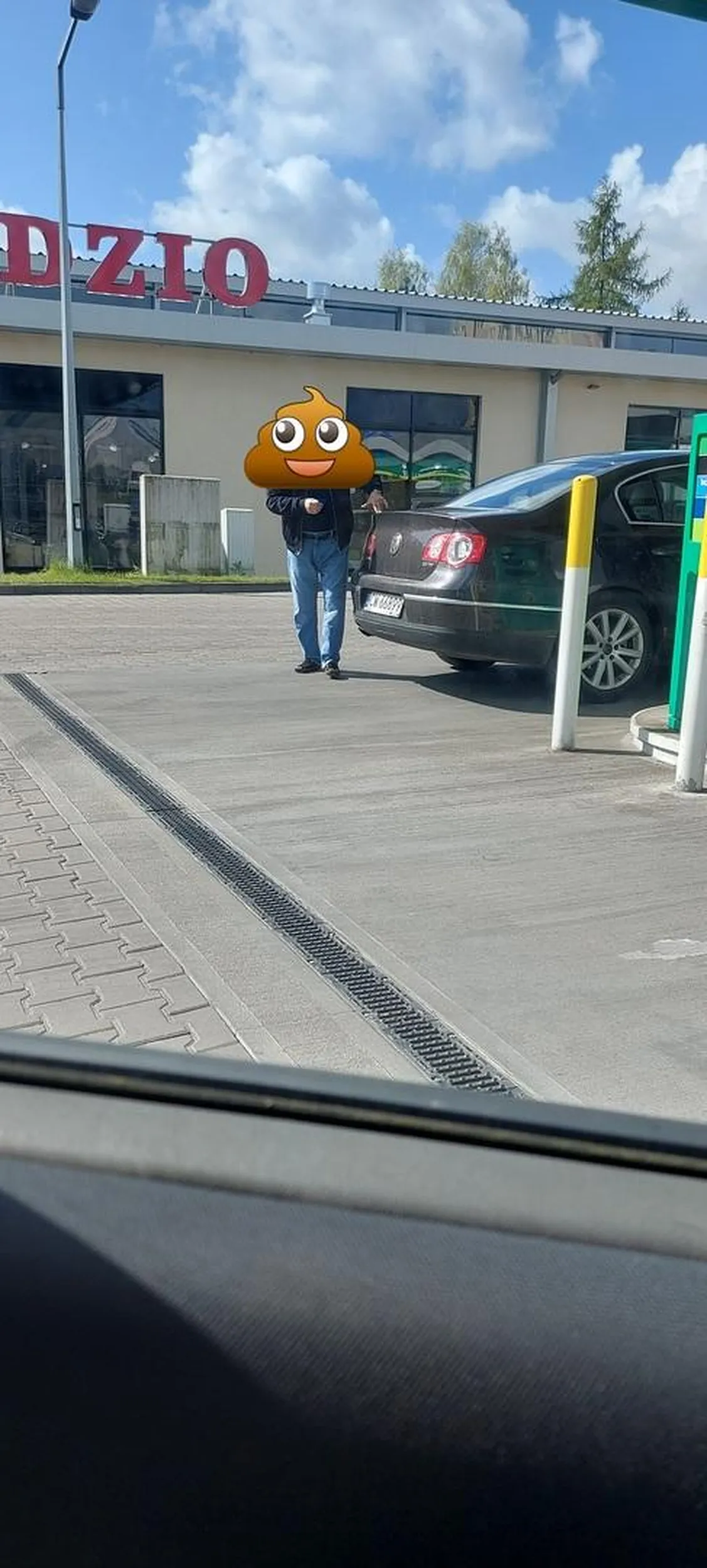 Zastawia wjazd na stację po czym rzuca się i wyzwa.