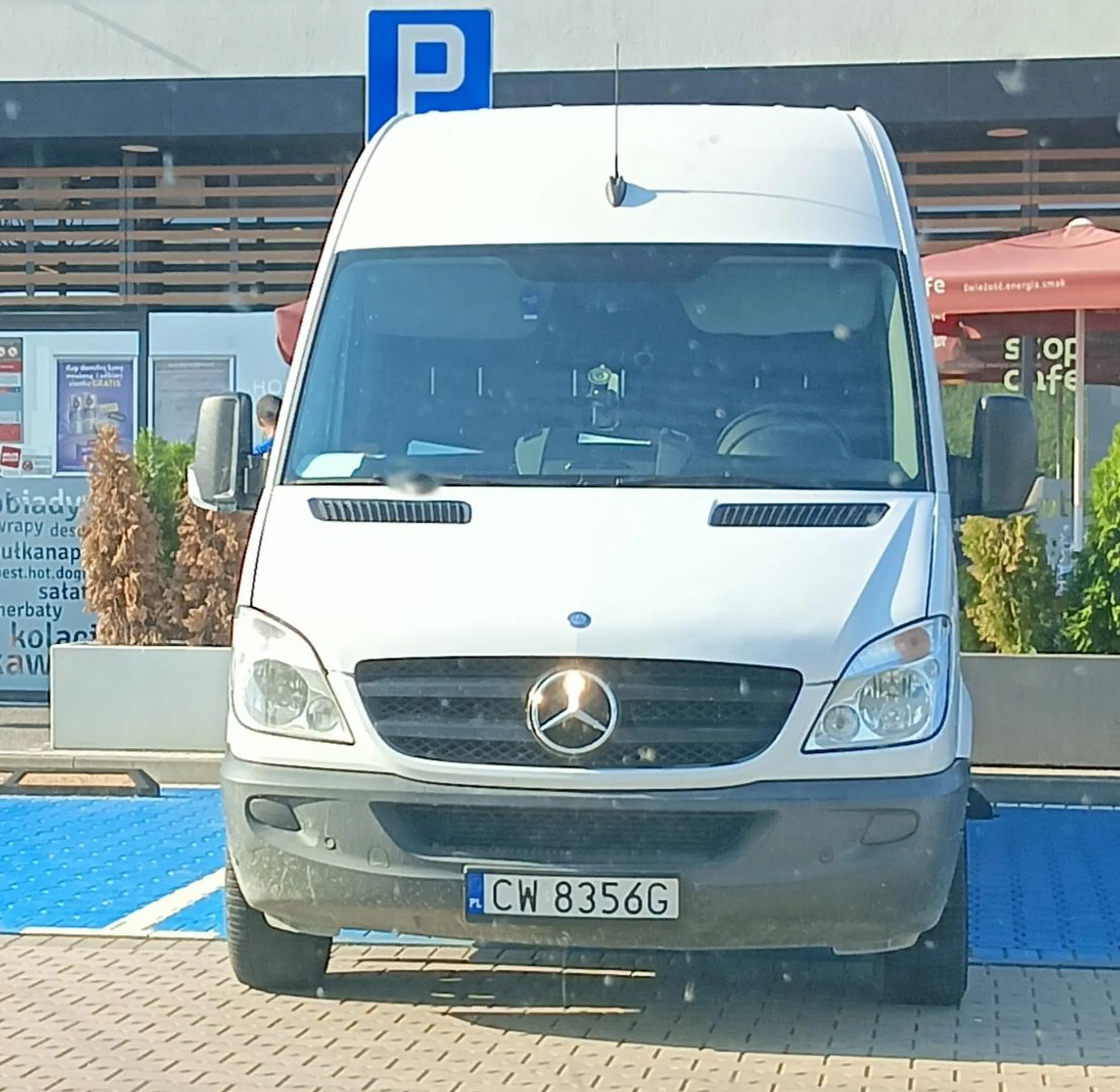 Niepełnosprawny kurier GLS.