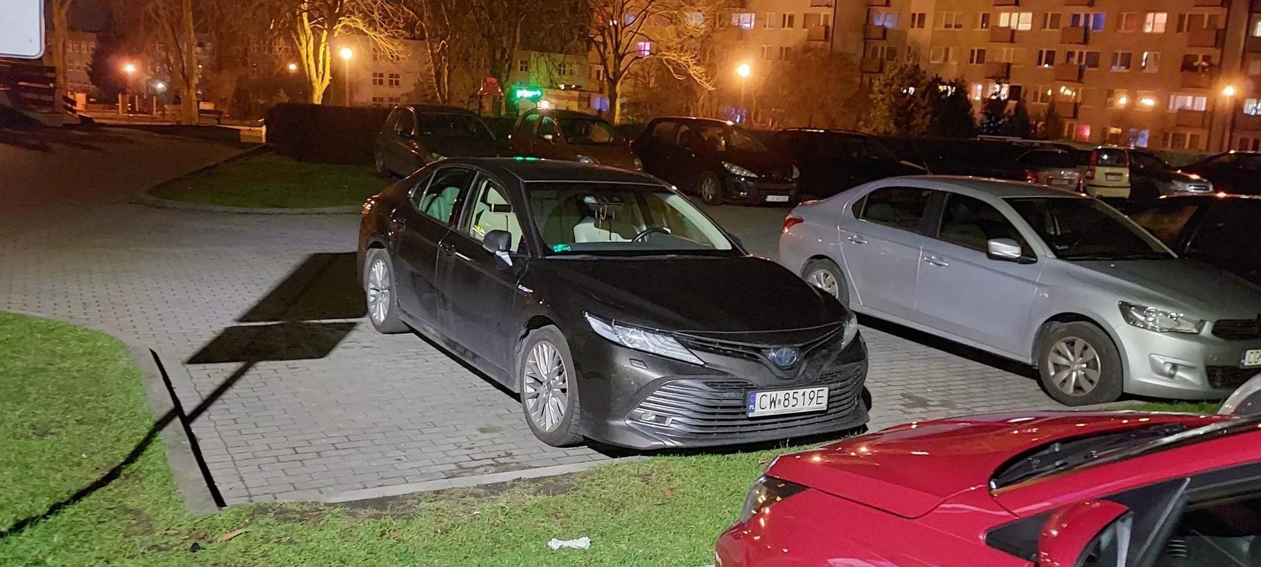 Ułomie nie jesteś sam. Widać ze podstawowych umiejętności na kursie nie zdobyłeś. Parkowanie to podstawa. Ale nie księżniczka musi mieć dużo miejsca żeby nikt mu złomu nie zarysował