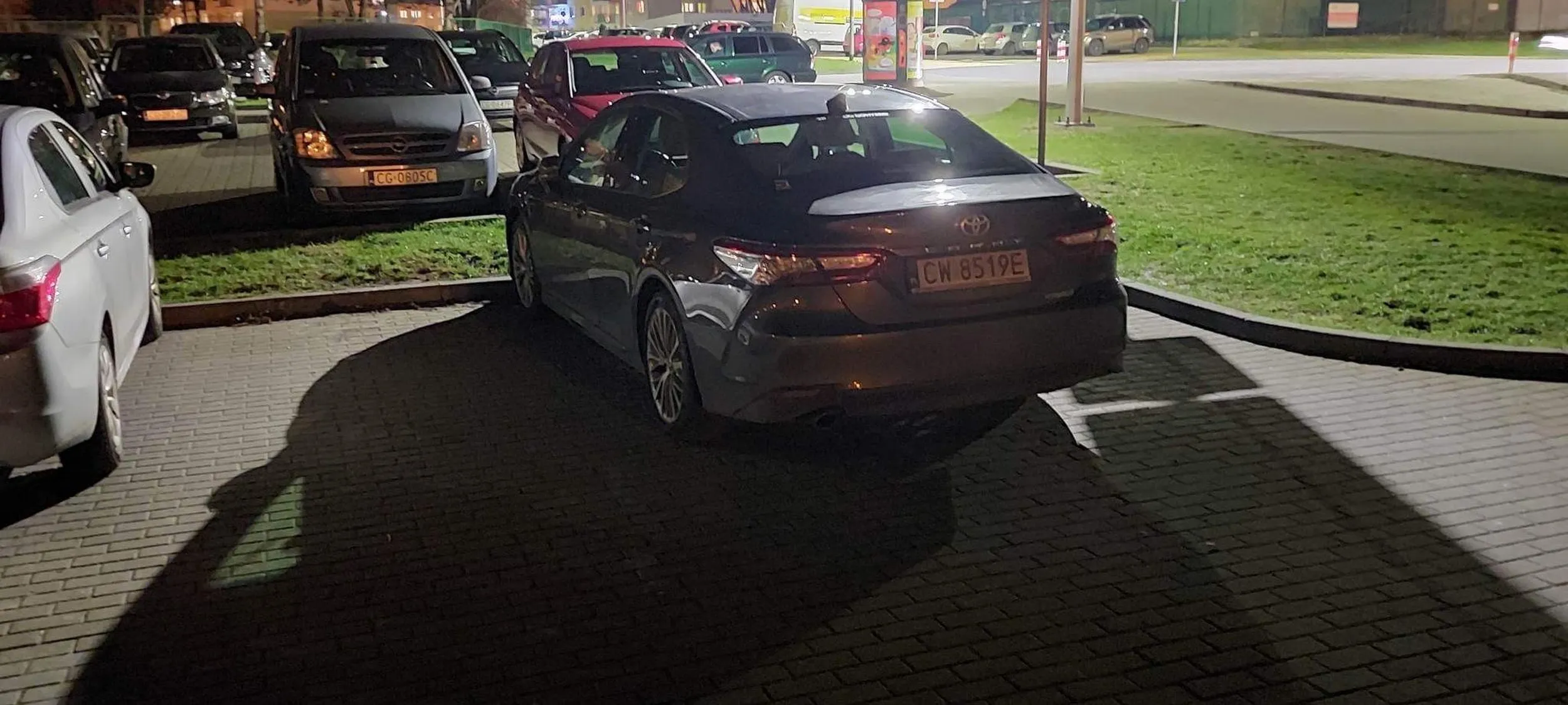 Ułomie nie jesteś sam. Widać ze podstawowych umiejętności na kursie nie zdobyłeś. Parkowanie to podstawa. Ale nie księżniczka musi mieć dużo miejsca żeby nikt mu złomu nie zarysował