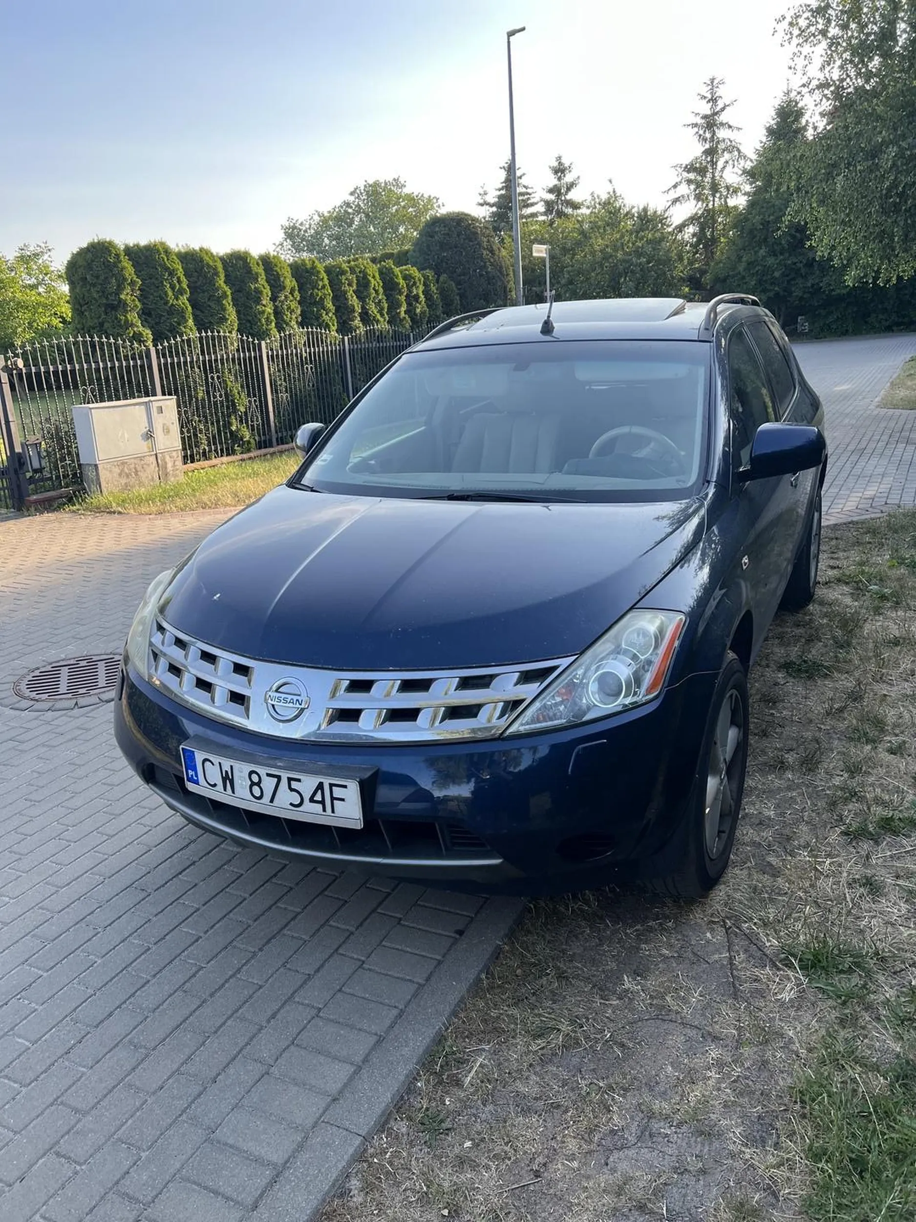 Wiesniak staje pod bramą nie swojej posesji i trzyma w środku psa 2 godzine. Policja wezwana i będą szybe wybijać