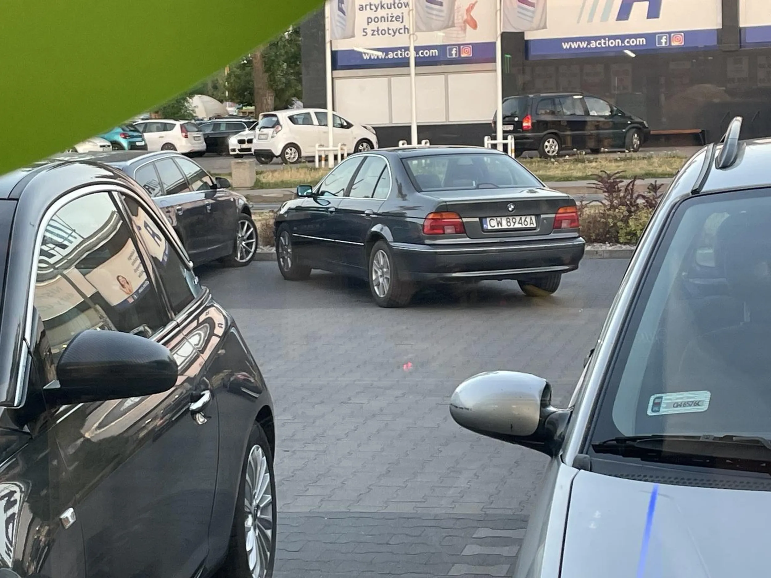 ten pet parkuje jak chce juz nie pierwszy raz nie moge przez niego znalezc miejsca