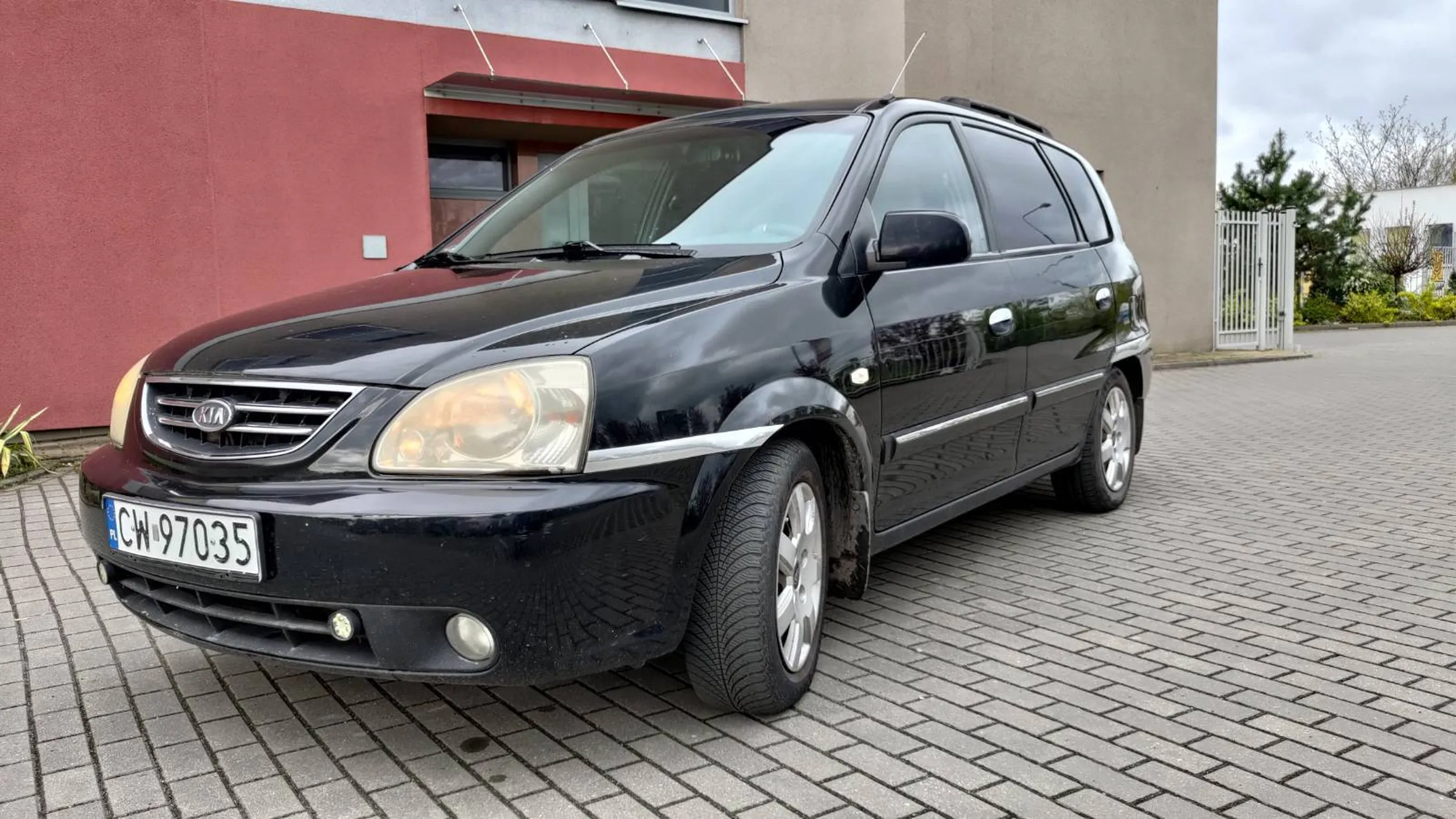 Słucha głośno muzyki, jakieś hiphopy. I do tego zwija laczki aż opony piszczą. Wariat jakiś.