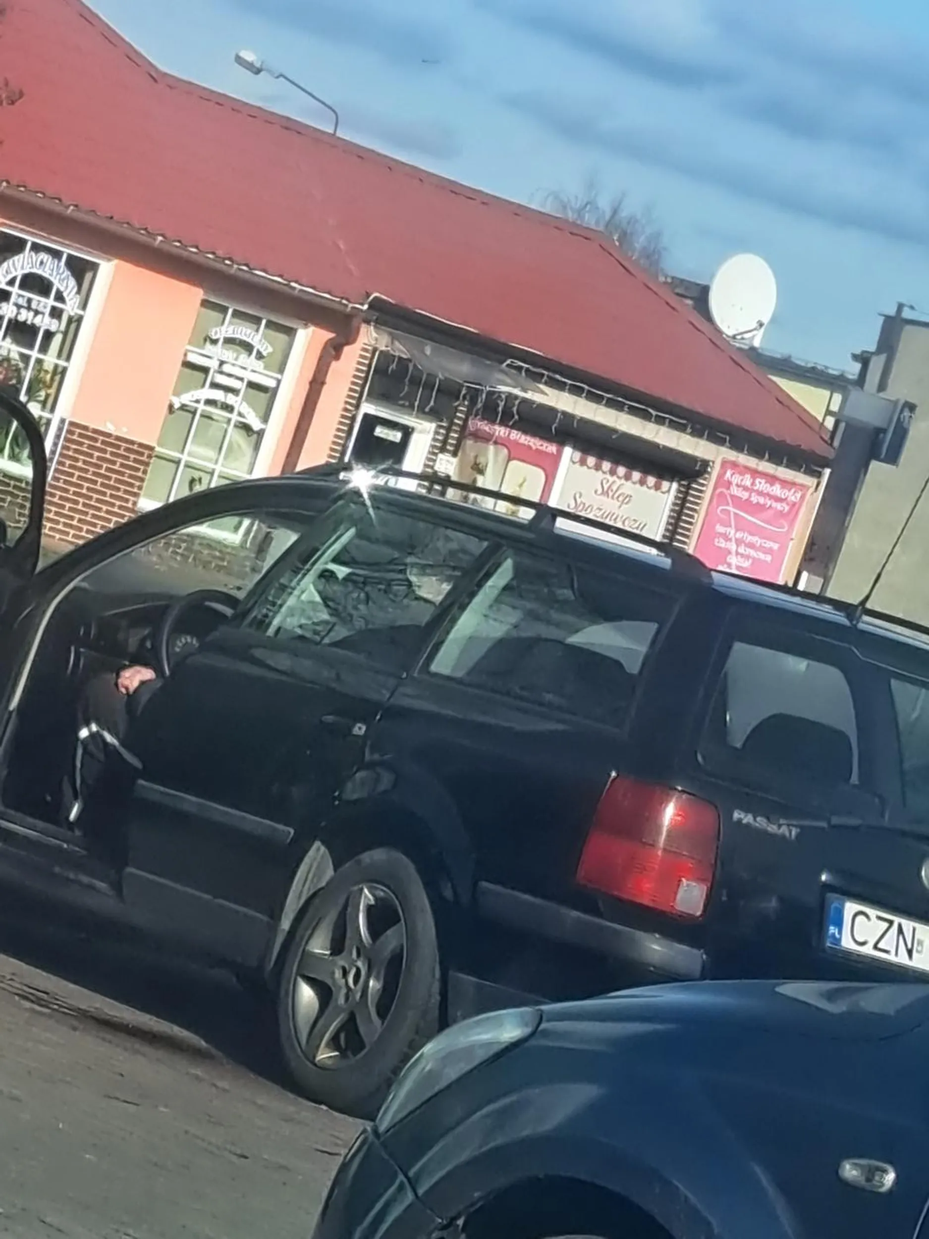 Kierowca perfidnie leje na parkingu koło samochodu na oczach ludzi xdd