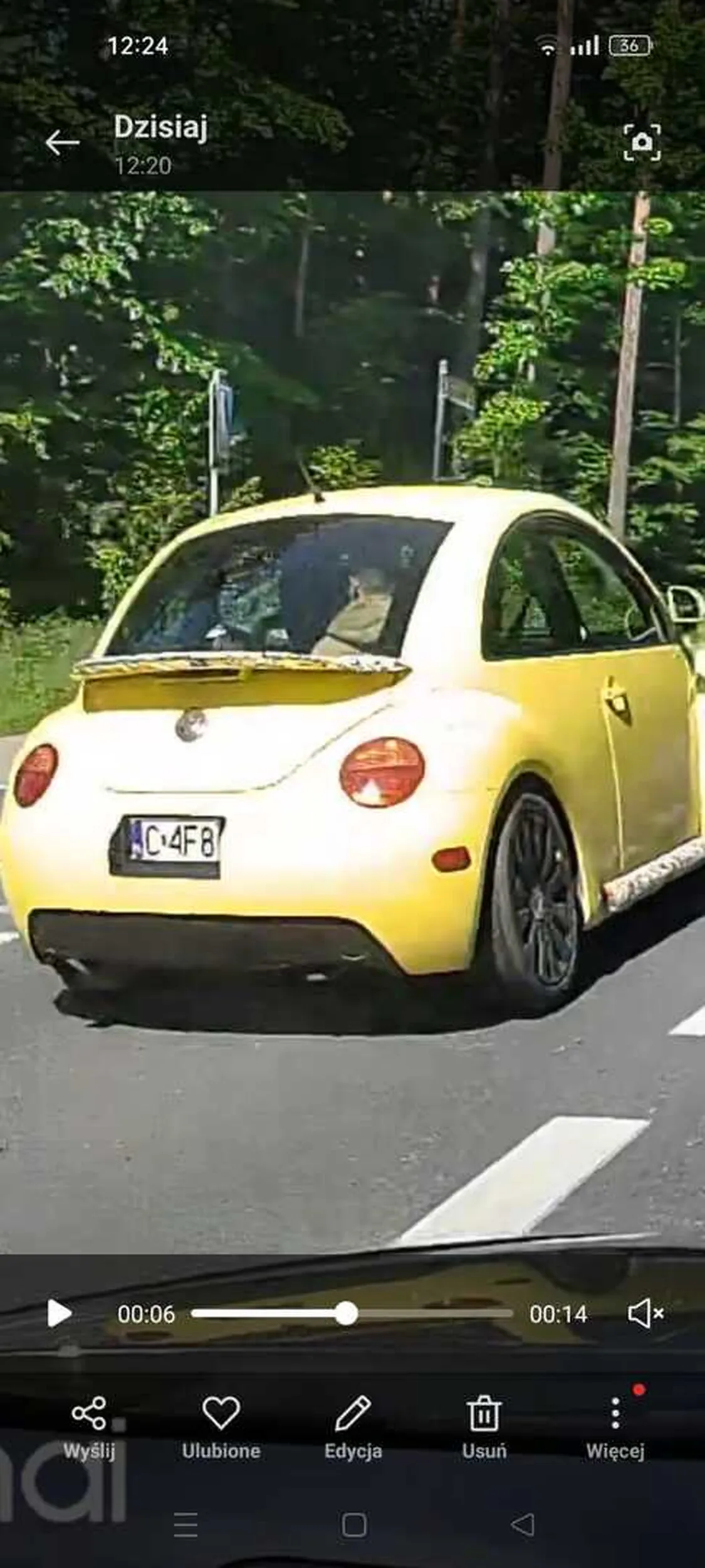 ŻÓŁTY GARBUS !!! WYPRZEDZA NA SKRZYŻOWANIU!!! PIRAT DROGOWY!!!!