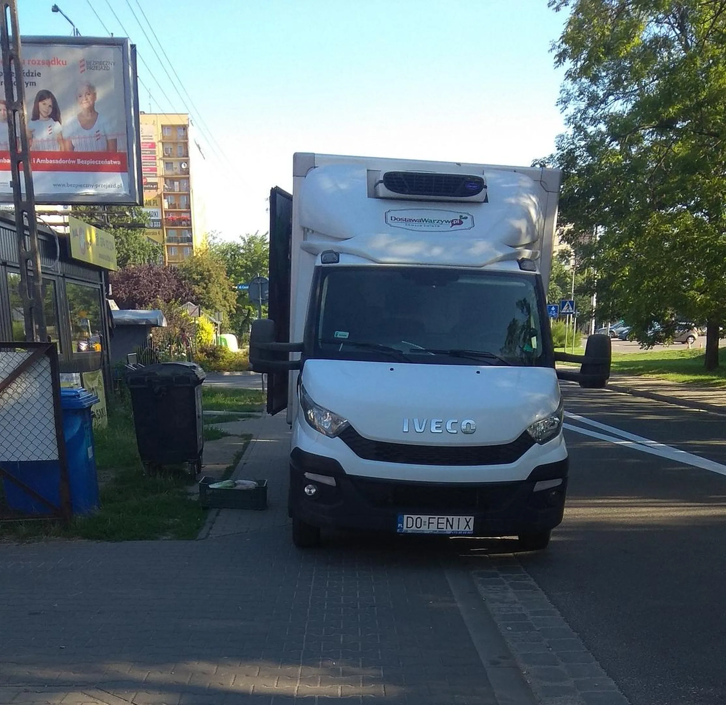 Kretynie, chodnik to nie miejsce do parkowania.