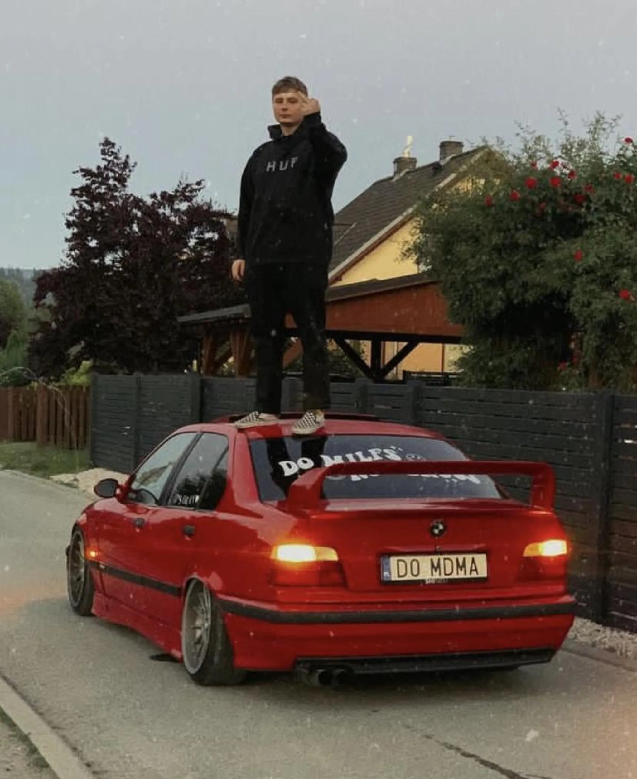 Kierowca i jego koledzy to banda niekulturalnych ćpunów którzy myślą że ulica to ich tor