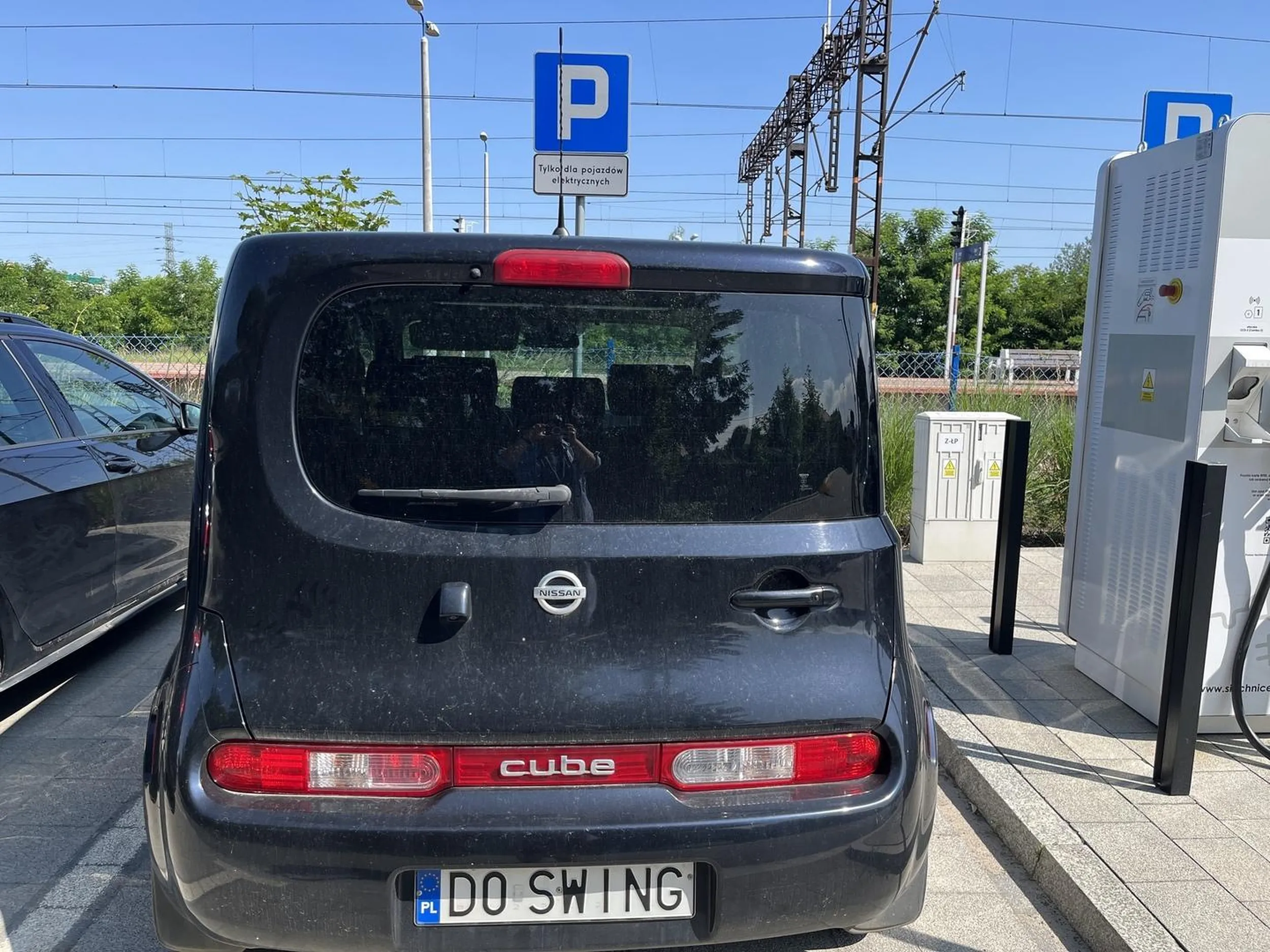 Pół parkingu puste, zajął miejsce dla aut korzystających z ładowarki…