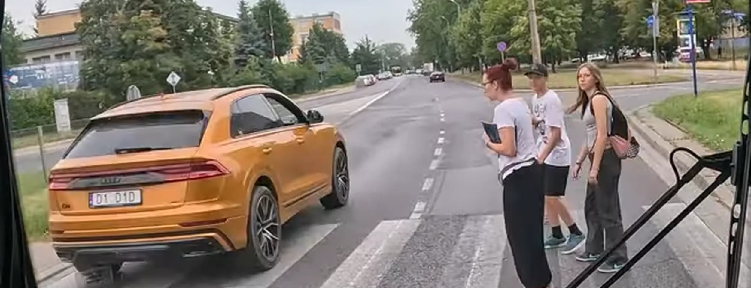 skurvvysynu obyś za to wyprzedzanie na pasach mandat albo coś gorszego dostał